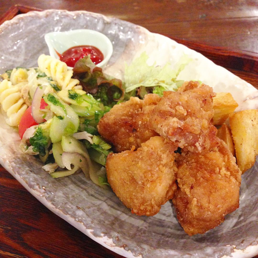 今日のまかないは「鶏のから揚げ とポテトフライ定食」です。
6連休いただきました。普段やらない所の掃除して録画のドラマ見て昼寝して…連休ってあっという間ですね。火曜からもよろしくお願いします。（い）