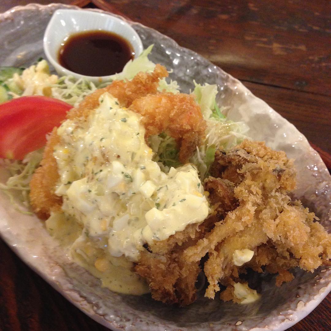 今日のまかないは「エビフライときのこフライ タルタルソース定食」です。みなさんはエビのしっぽ食べる派ですか？ 私は食べる派です。家でも外食でもガリガリ食べちゃいます。（い）