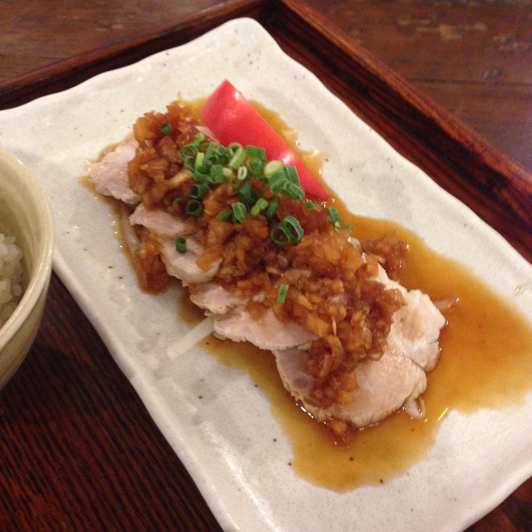 今日のまかないは「ゆで豚 たまねぎしょうゆ定食」です。 私の大好きなメニューです。嬉しすぎてスキップしたとこを店長に見られてしまいました。（い）