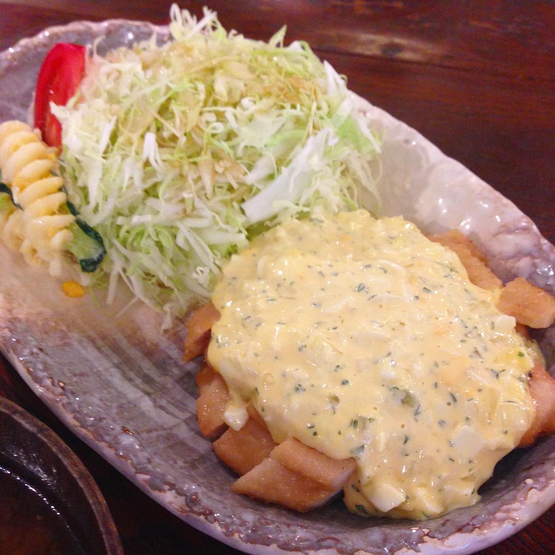 今日のまかないは「甘酢チキン タルタルソース定食」です。 最近娘がチキン南蛮などタルタルソース系が好きみたいです。少し前にリトスタランチした時もハンバタルタルを美味しいと食べてました。また連れてきてあげよう。（い）