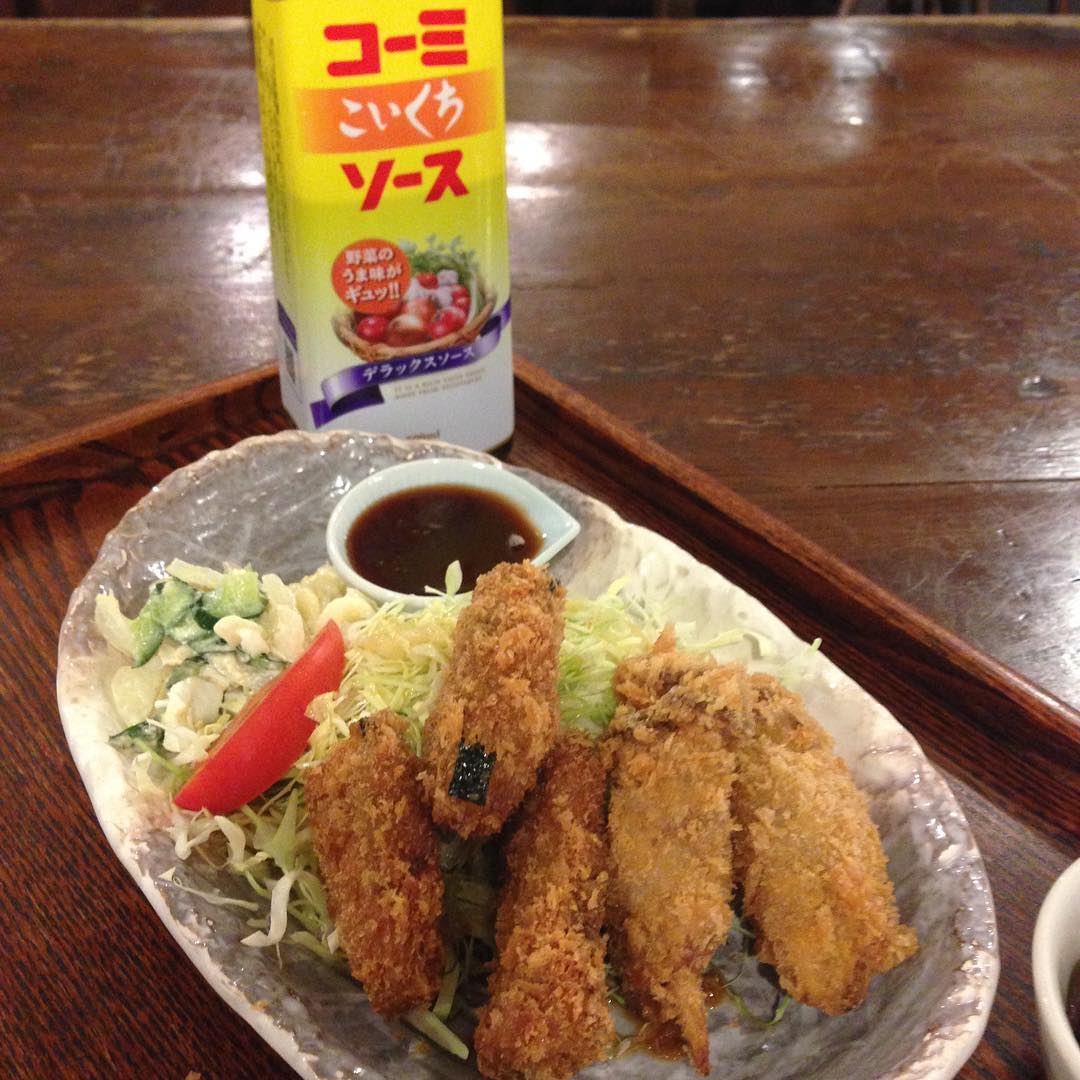 今日のまかないは「かぼちゃときのこの豚肉巻きフライ定食」です。 今日はなべさんがまかないを作ってくれました。 なべさん、オススメのコーミソースでいただきました。（い）