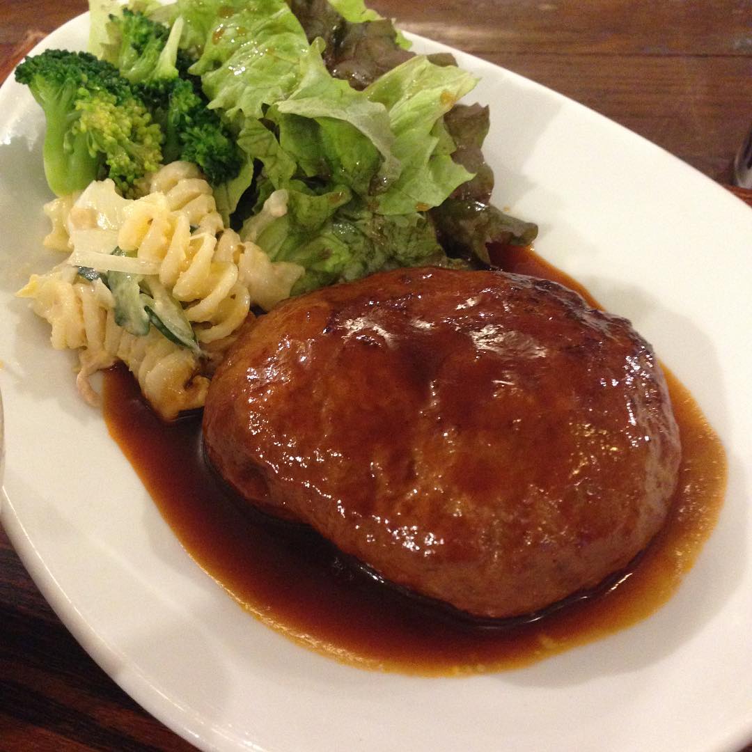 今日のまかないは「ハンバーグ定食」です。 つい何日か前にチョットだけ痩せましたが、昨日の夜には元通り。タルタルソースは我慢しました。（い）