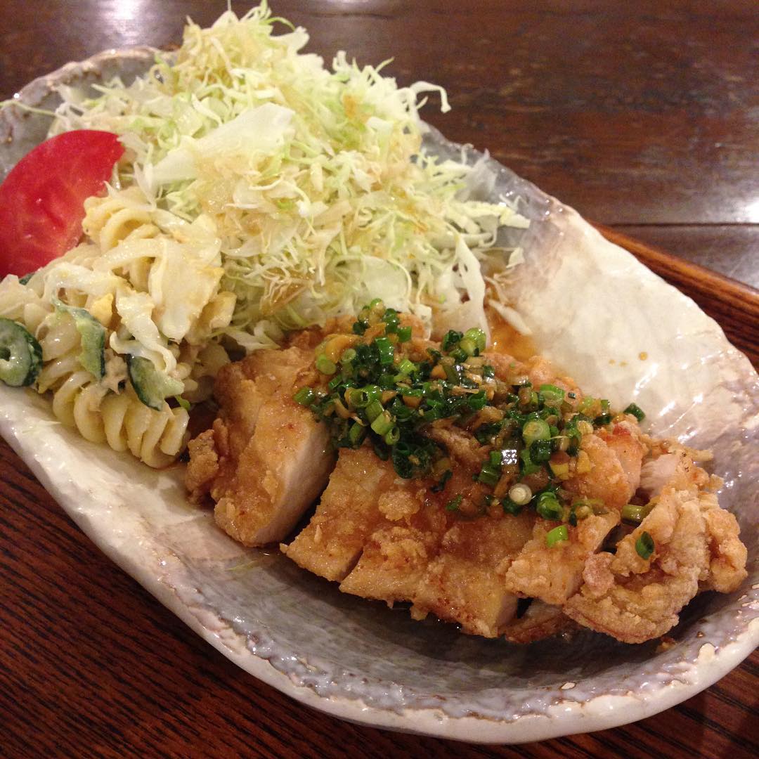 今日のまかないは「鶏のから揚げ 中華香味ダレ定食」です。 今朝は早めにご飯を食べたのでもうお腹ぺこぺこ。早く食べたーい。 これからいただきます。 （い）