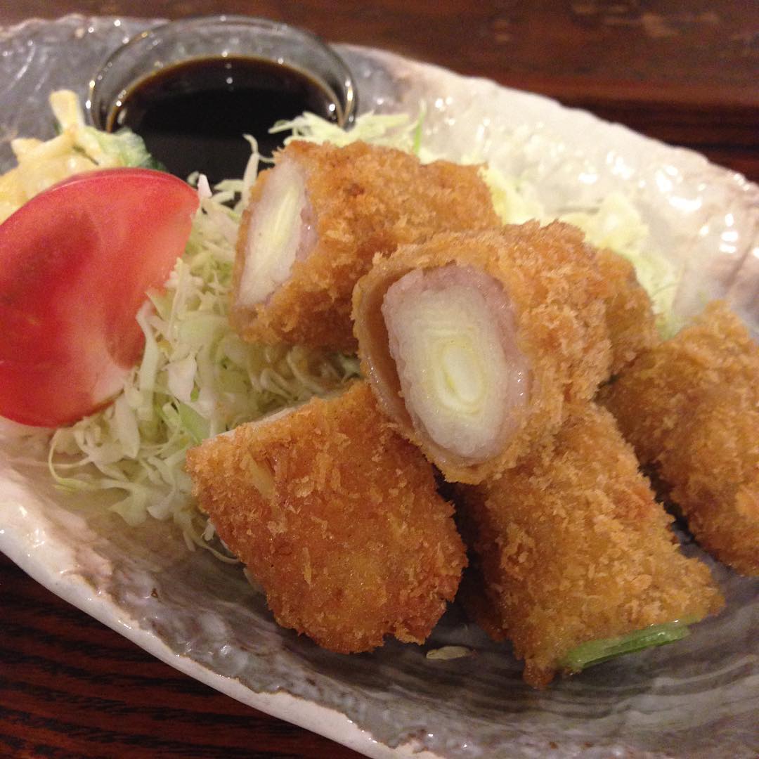 今日のまかないは「長ねぎの豚肉巻きフライ定食」です。ねぎを使った料理…鍋やみそ汁の具などしか思いつきませんでした。食べたらねぎがとっても甘くて美味しい。
いつもと違う食べ方が
新鮮でした。（い）