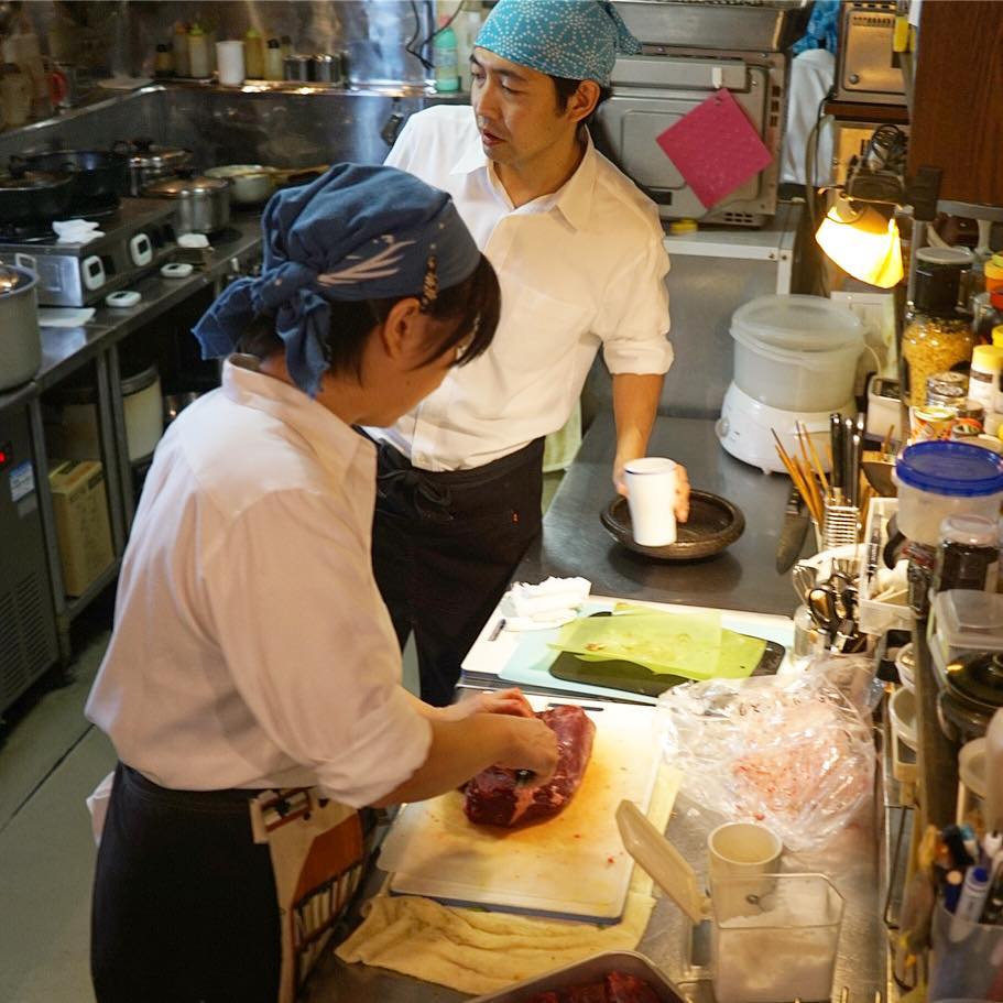 さてと金曜の夜は思いがけず大忙し御礼！と、閉店後深夜は明日のクリスマスディナーのための肉を捌いております！夏の牛肉仕事がものすごく役に立ってるというか、すでにモノになってるね！（笑）（お）