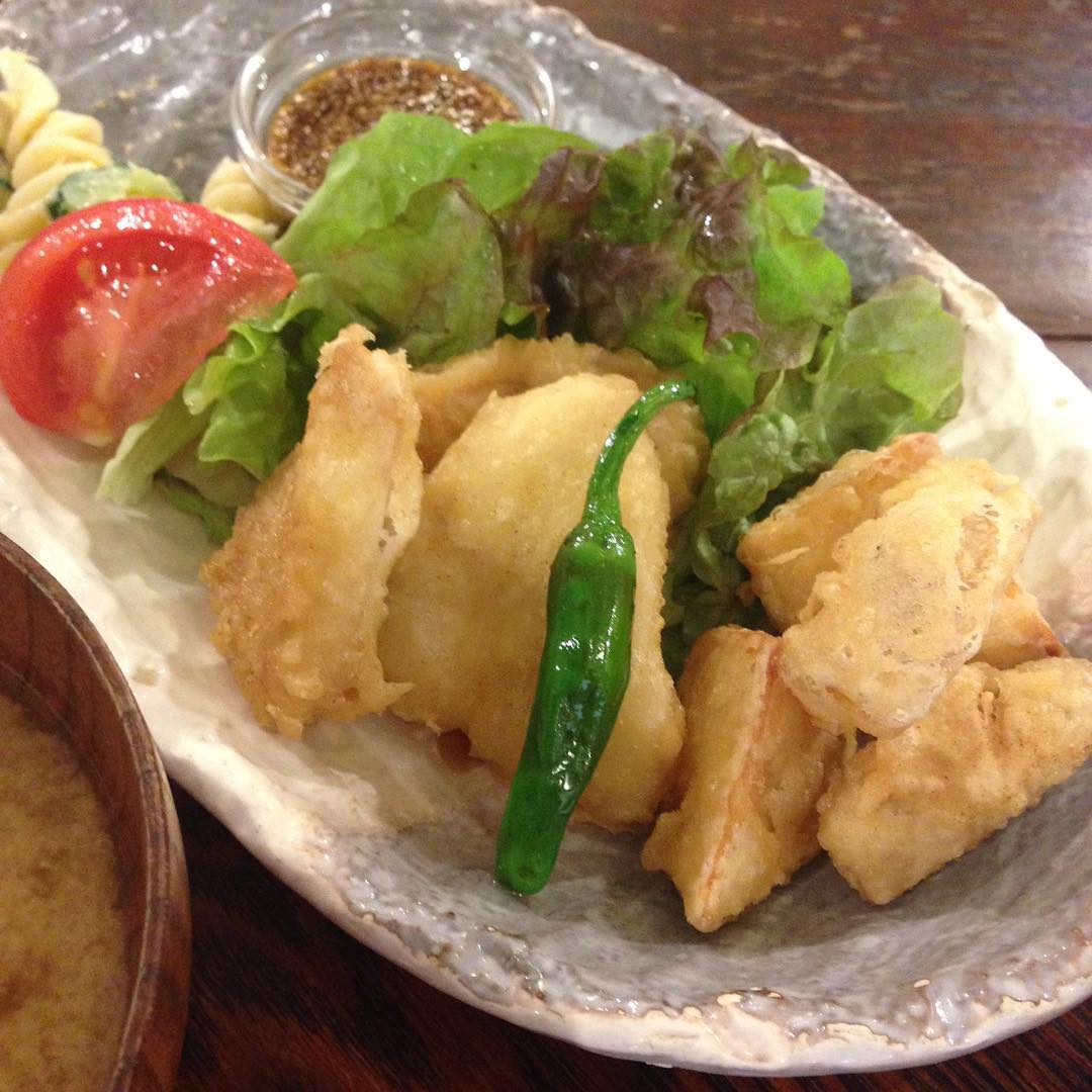 今日のまかないは「まかじきのトルコ揚げ定食」です。 明日から寒くなるみたいですね。私は最近湯たんぽを使っています。今朝は足で湯たんぽを探しましたが無い！ベッドから床に落ちてました。今夜ももちろん使います。（い）