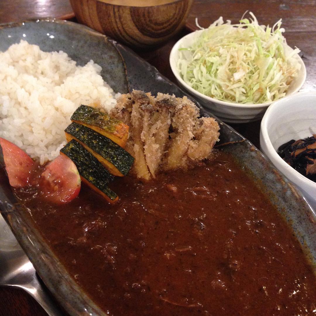 今日のまかないは「チキンカレー」です。 ランチは日替りのエビフライとハンバーグが売り切れ。 食べれなかったお客様ごめんなさい。（い）