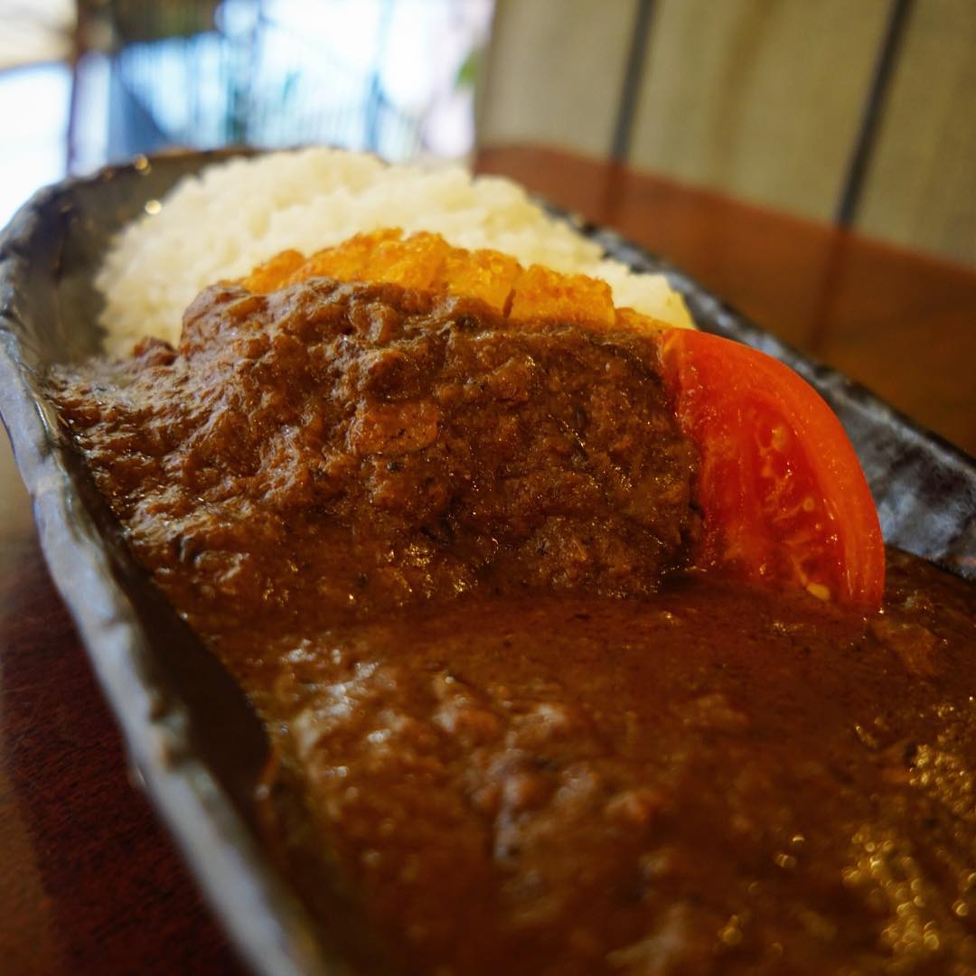 年明け恒例は2月いっぱい期間限定！特別ランチ「チキンカツカレー」！もちろんはじまっておりますよ！ワタクシも今日の賄いで今年初カツカレー！（笑）おいしうございました！（お）