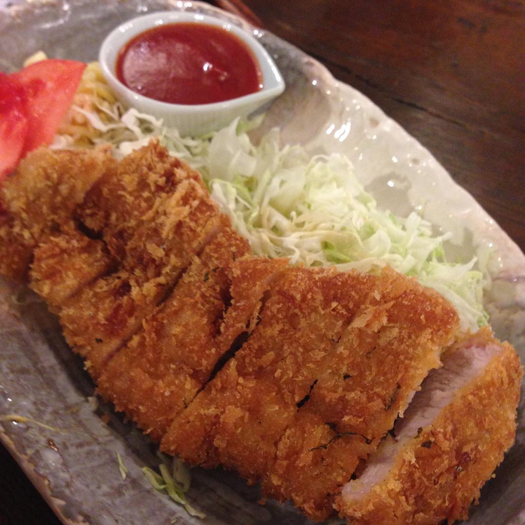 今日のまかないは「しそちりめんとんかつ定食」です。 大きいとんかつでした。 明日は健康診断で今夜はゴハンが食べられないので大きいとんかつに感謝です。（い）