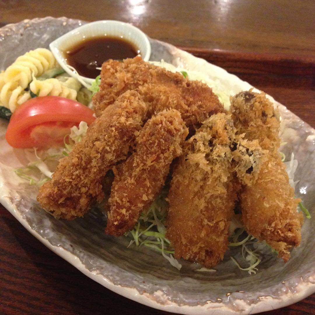 今日のまかないは「かぼちゃときのこの豚肉巻きフライ定食」です。 昨日は予告通りイカワタチャーハンをテイクアウト。ローストポーク、蒸し鶏とセロリのわさび和えも追加。お家ゴハンが豪華になりました。（い）