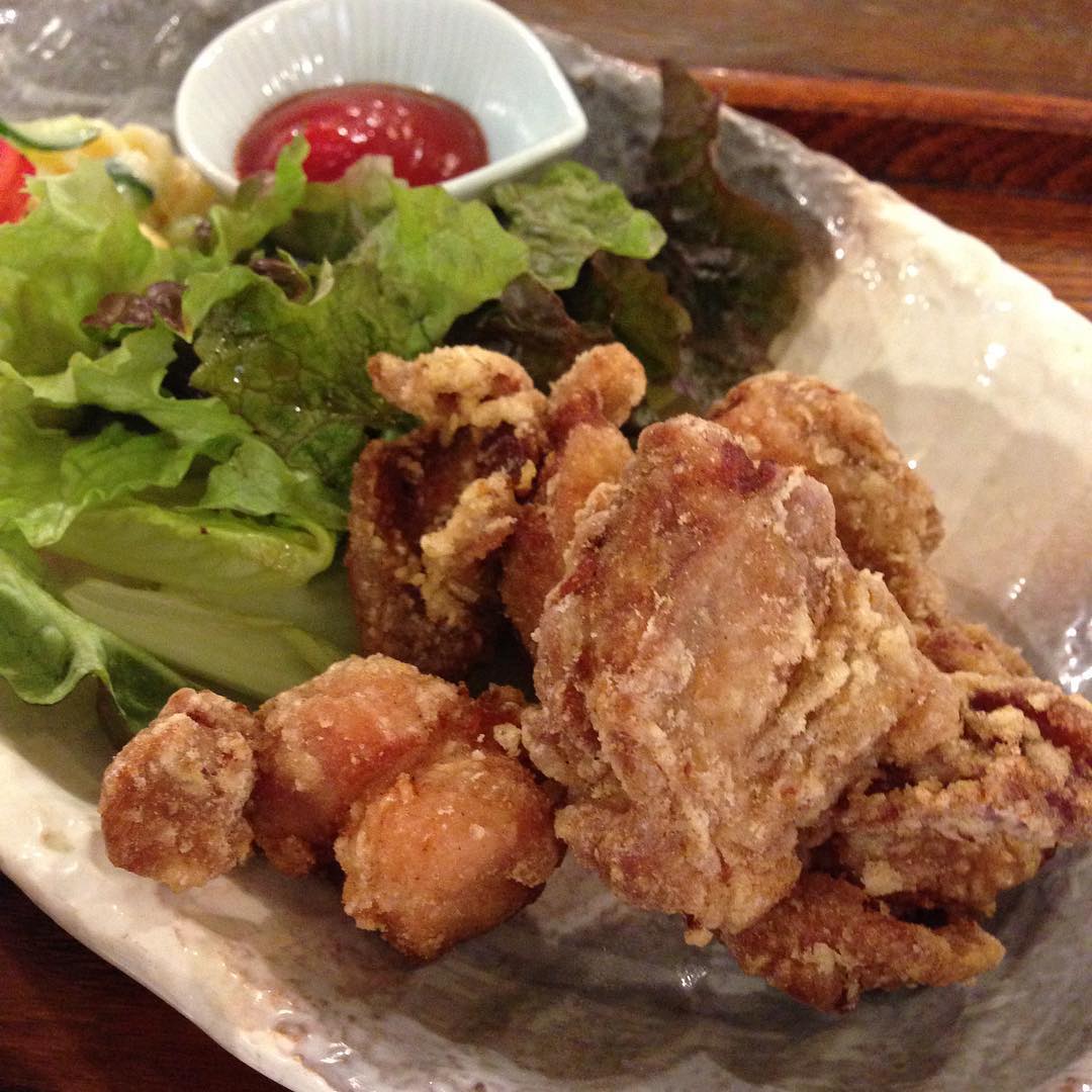 今日のまかないは「鶏のから揚げ定食」です。 やっぱりから揚げはみんな大好きメニューですね。明日のお弁当から揚げにしようかな…（い）