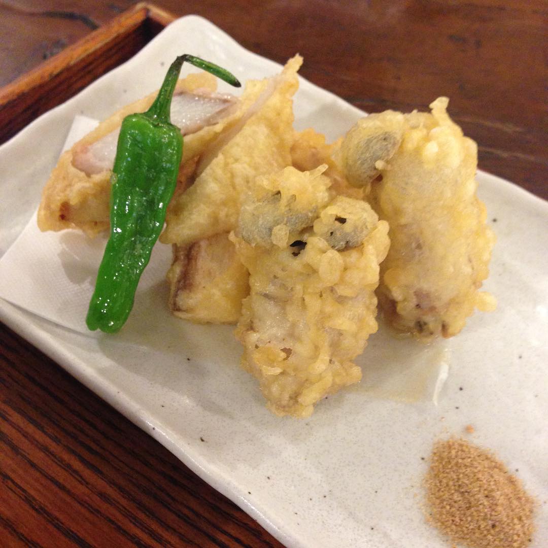 今日のまかないは「長芋ときのこの豚巻き揚げ定食」です。 ねぎとん大好きな私ですが最近はカレー塩をつけて食べる揚げ物が大好きです。（い）