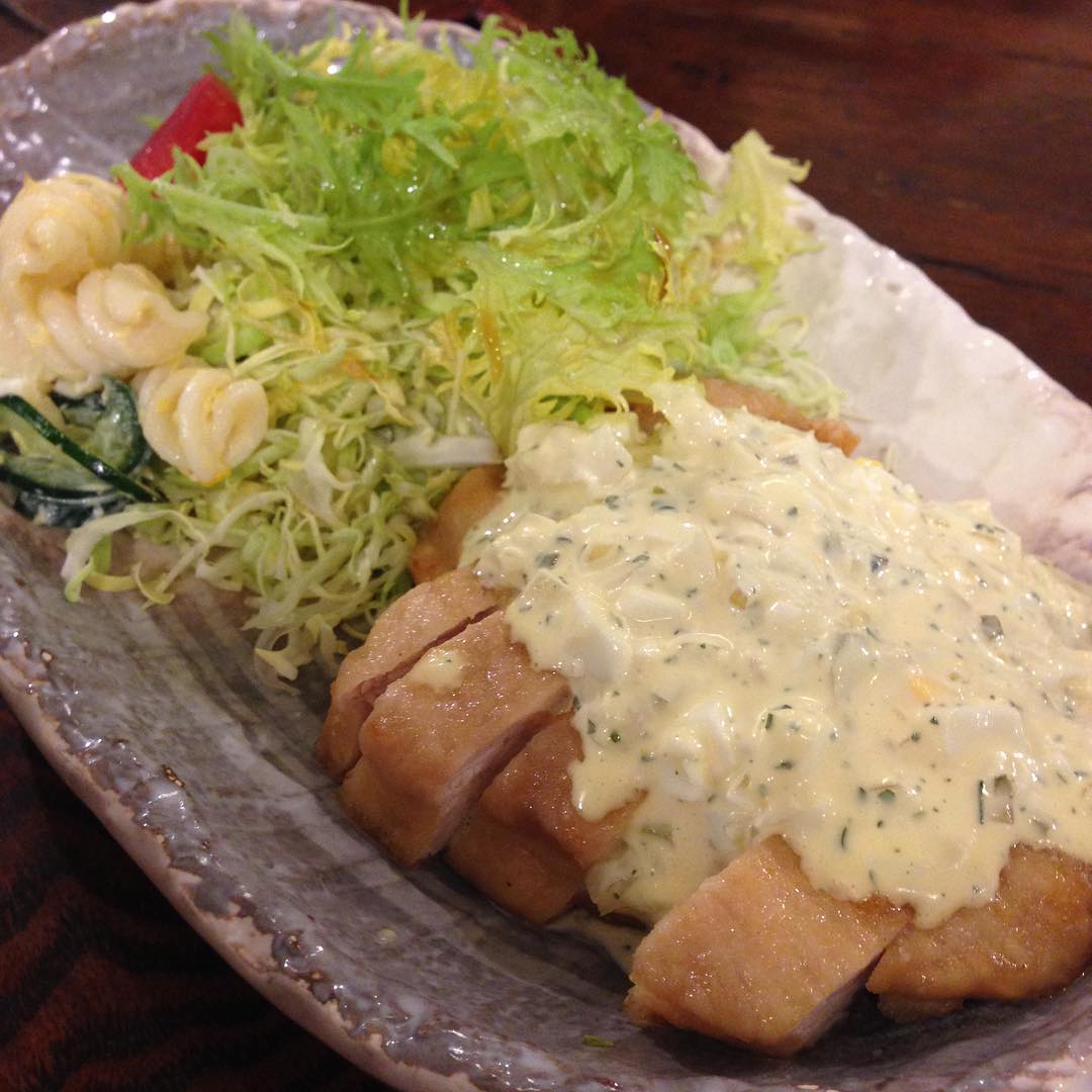 今日のまかないは「甘酢チキン タルタルソース定食」です。 朝ごはんを食べ損ねたのでいつも以上に美味しかったです。（い）