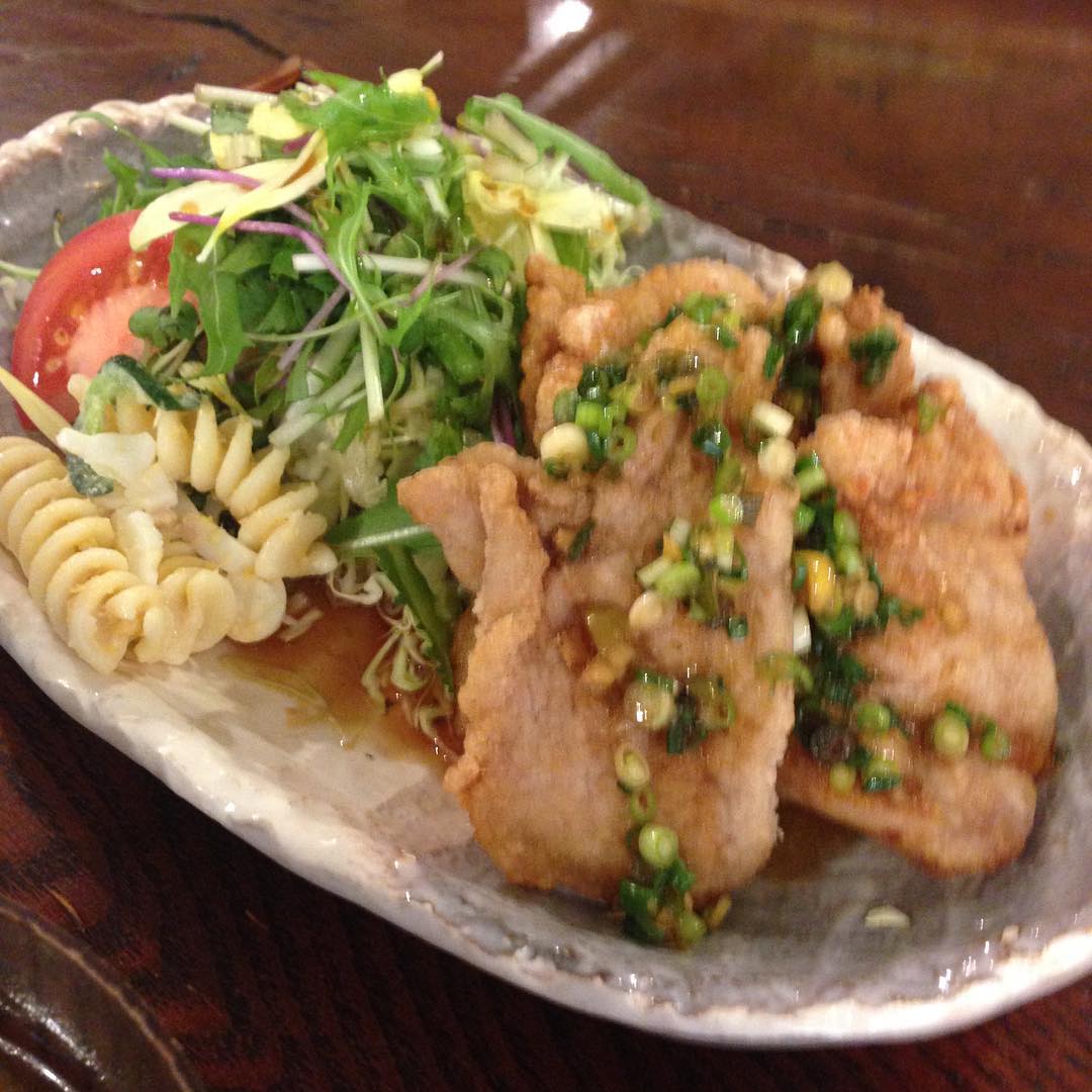 今日のまかないは「豚のから揚げ 中華香味ダレ定食」です。 昨日のうめさんに続き恵方巻きを買って帰ります。まかないを食べ終わったばかりですが恵方巻きが楽しみで仕方ありません。（い）