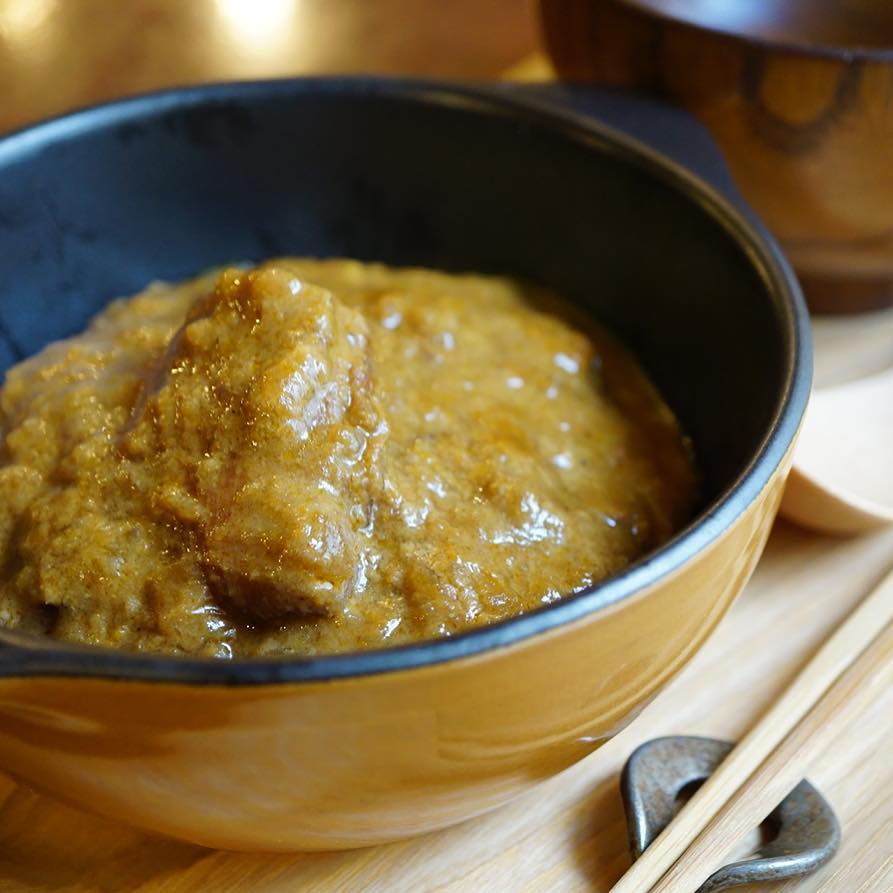 もうひとつはカレー！お子さま用ですので牛乳を加えてマイルドにできますよ！と…って、もちろんお子さま以外もランチご注文の方ならどなたでも注文出来ますので、えぇ、マイルドじゃなくてもオッケーよ！お味噌汁付き！（お）