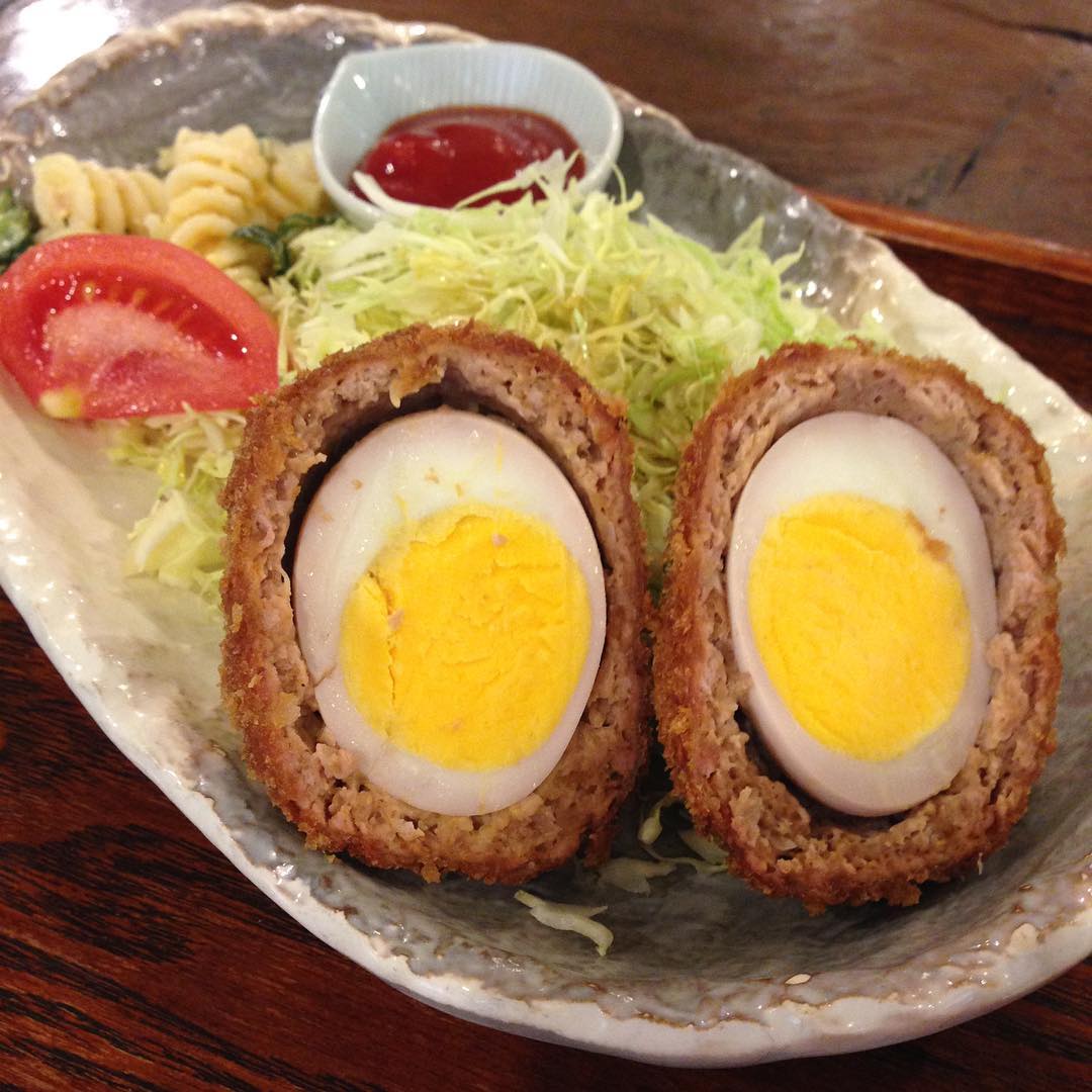 今日のまかないは「スコッチエッグ定食」です。 子供の頃、友達の家でごちそうになった事を思い出しました。何度も「これの名前は？」聞いた気がします。家でスコッチエッグを作って欲しいと頼みましたが一度も出てきてません。（い）