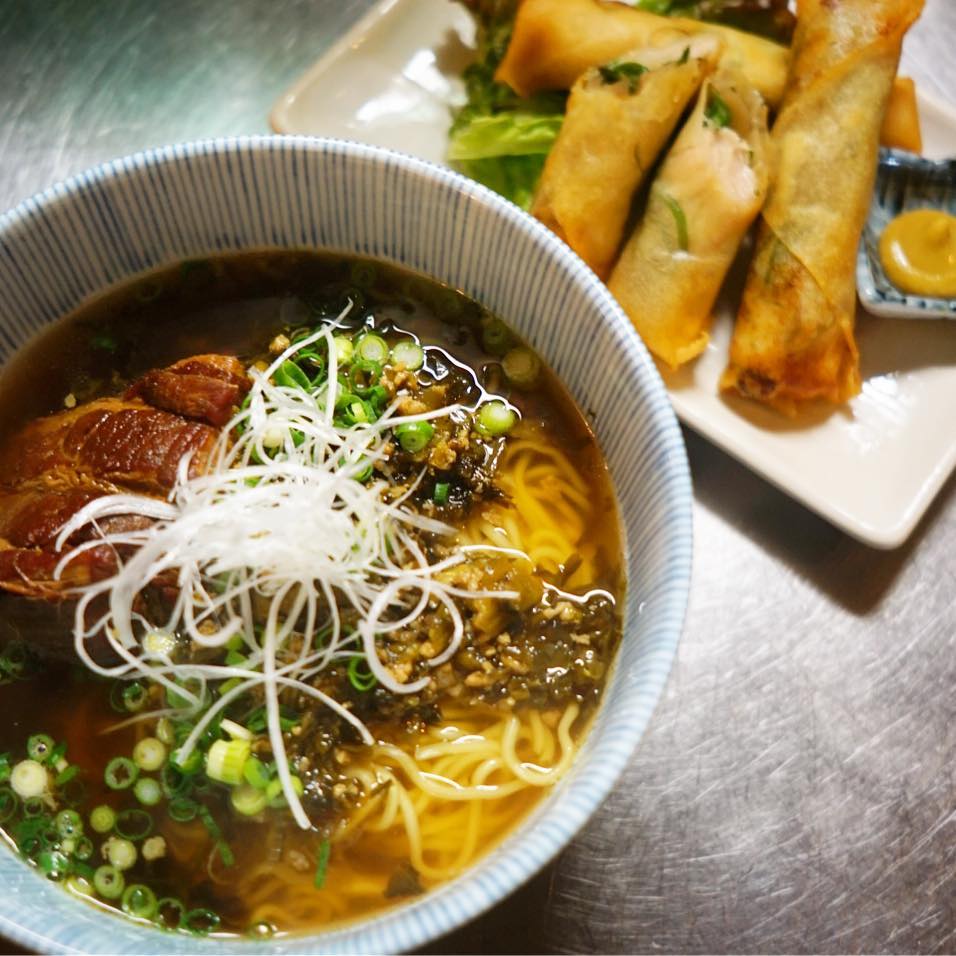 さてと今週のディナータイムはこんなかんじてリトスタ的町中華！「角煮と高菜そぼろのラーメン」に「ザーサイと鶏肉、ねぎの揚げ春巻」！のセット！（いや、セットではないけど）あぁ、ここに半ライスでカンペキだよなぁと、いやいやそれはちょっとやり過ぎよ！（笑）（お）