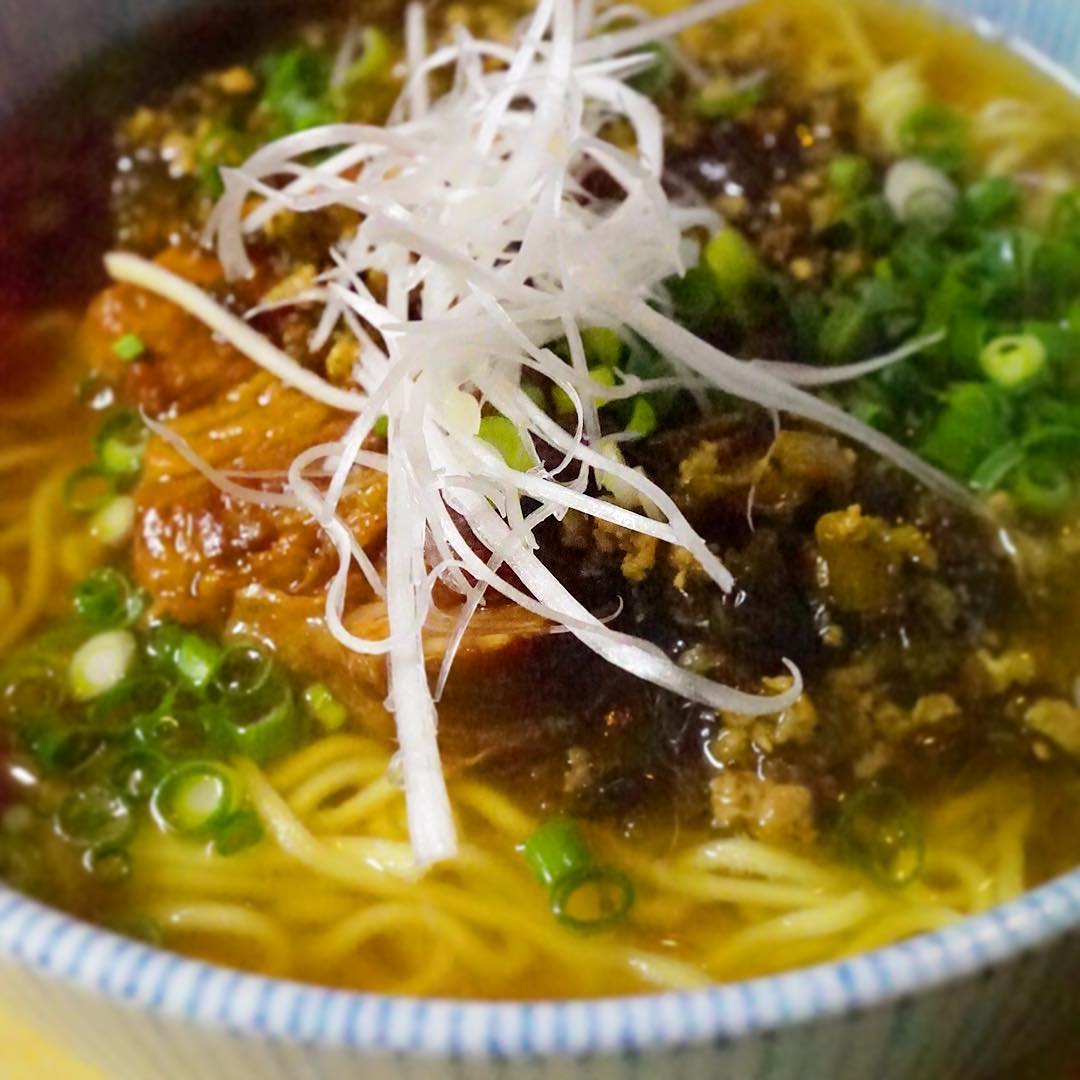 ラーメンの美味しい季節になりましたね！というわけで、今週のリトスタはラーメン週間！高菜そぼろと豚の角煮という店長ミヤザキ母の味の代表格2つがどーんとのっかった贅沢なラーメンです。あっさり優しい醤油のスープに、こってり角煮とキレのある高菜そぼろが組み合わさって、ツンデレなラーメンができあがりました。 春巻とシューマイもあります！おうち中華な気分で、リトスタ中華はいかがですかー？ ちなみに日曜日に貸切ご予約が入りましたので、土曜日までの予定です！ お見逃しなく！（麻）