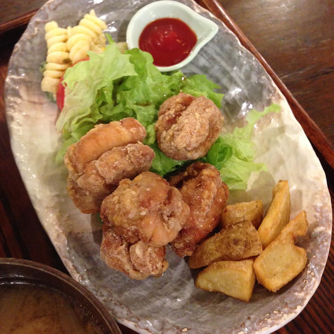 今日のまかないは「鶏のから揚げポテトフライ定食」です。 明日は息子の友達が泊まりに来るのでから揚げを作ろうと思います。（い）