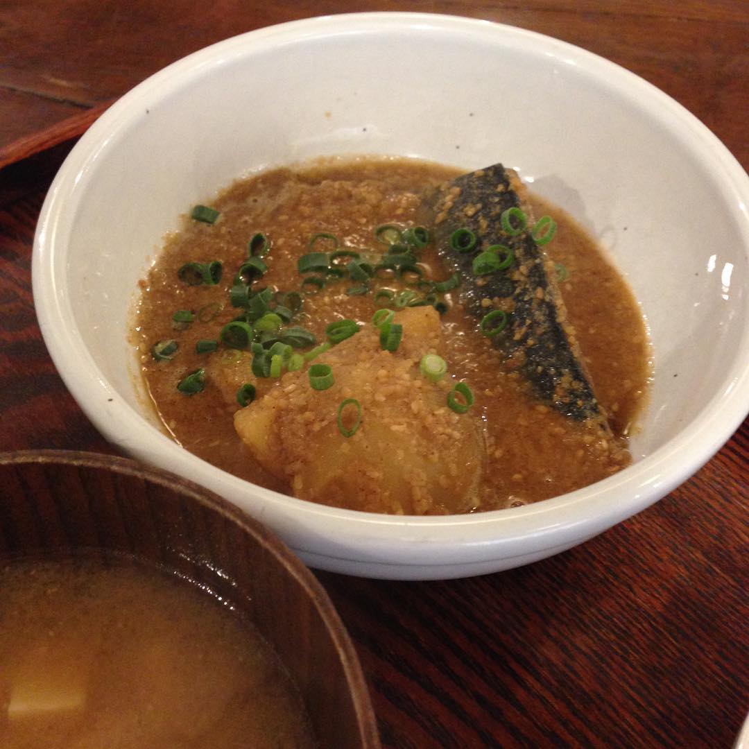 今日のまかないは「サバとじゃがいものごま味噌煮定食」です。 家で魚は滅多に出ないので迷わずサバに決めました。ごまの香りも良く美味しかったです。（い）