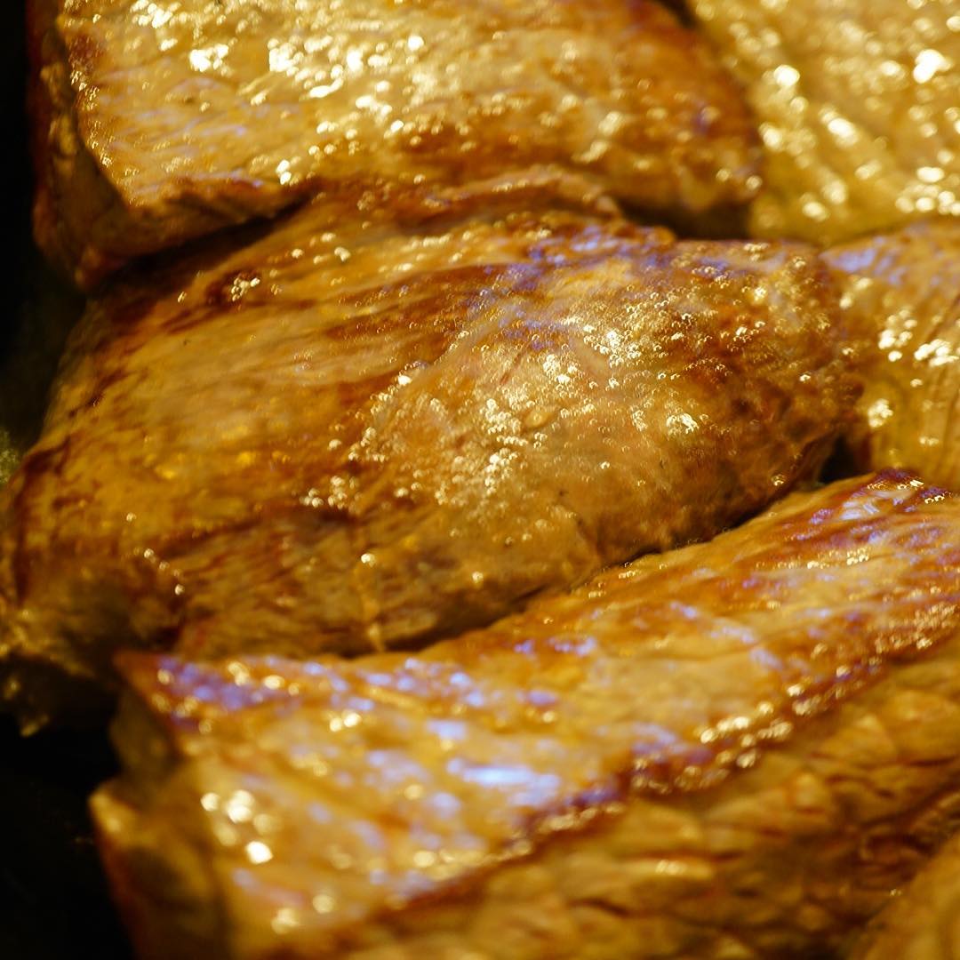 午後は店長ミヤザキ牛肉をじゅうっと焼いてますよ〜！今夜は牛たたきだよー！（お）