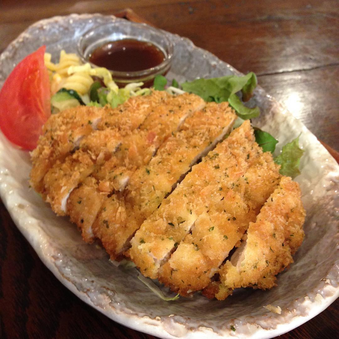 今日のまかないは「チキンカツ ハーブ風味定食」です。食べてるとハーブのいい香りがします。 揚げ物なのに罪悪感無くペロリと食べてしまいます。（い）