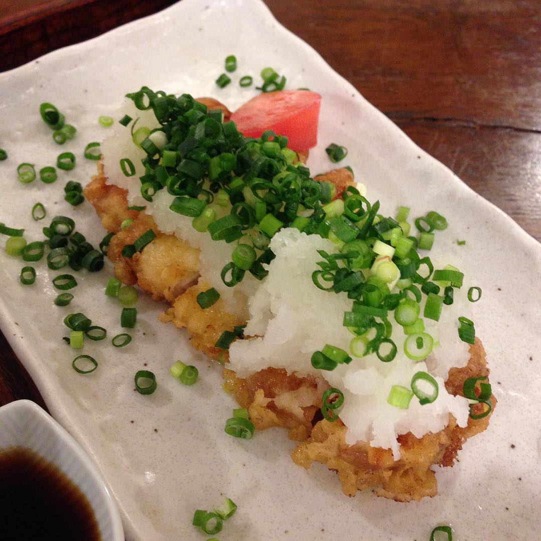 今日のまかないは「ねぎとん定食」です。 今日は雛祭りですね。 娘が小学生の頃は雛人形を出してましたが出さなくなって早6年。今夜は雛祭りですが我が家はカレーです。（い）