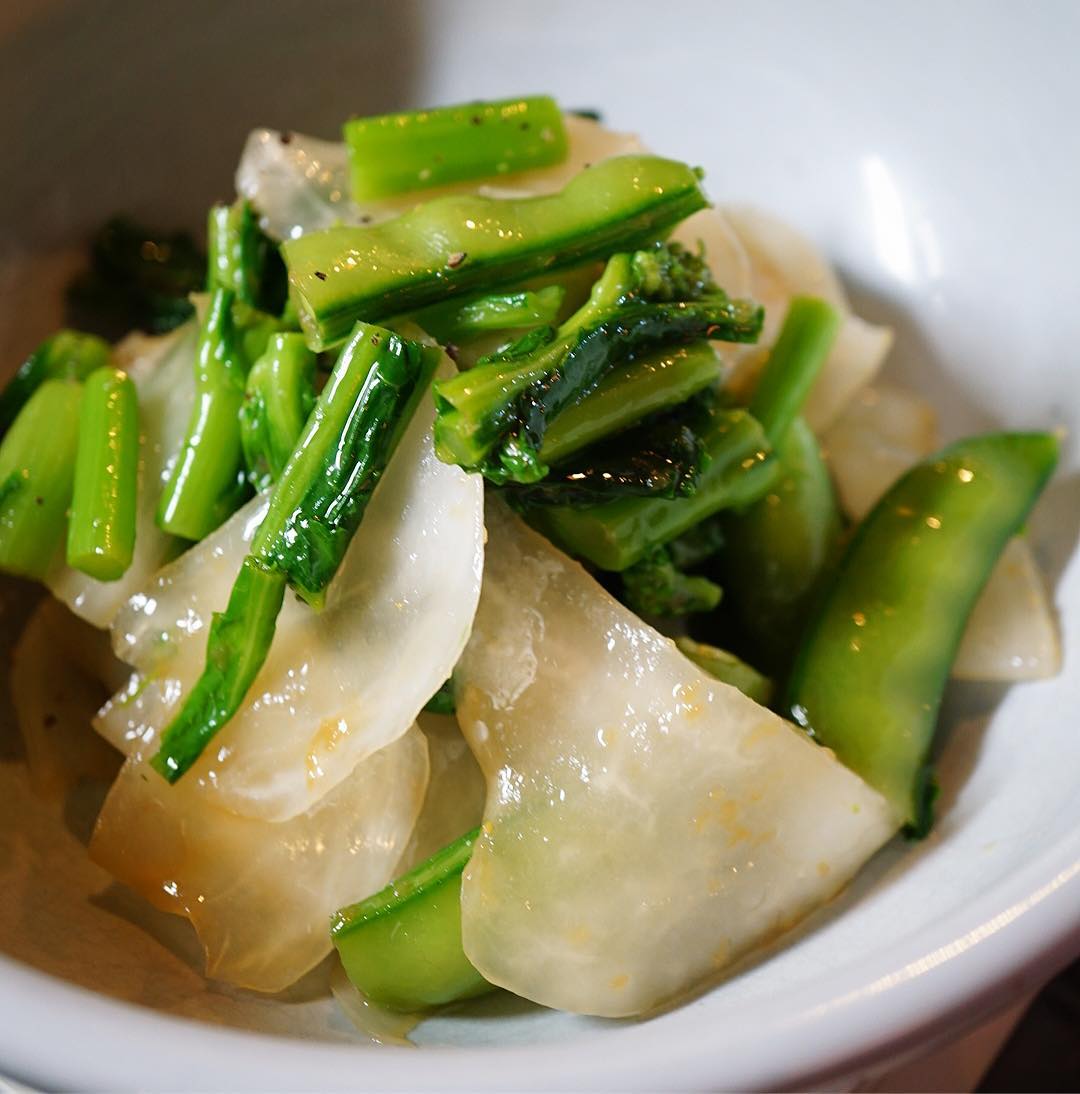 さてと今週のサラダはお野菜ばかりの春のヘルシーサラダ！「かぶとさとうざや、菜の花のサラダ」！それぞれ違う食感に風味、にんにくレモンドレッシングでさっぱりいただきます！ぜひ！（お）