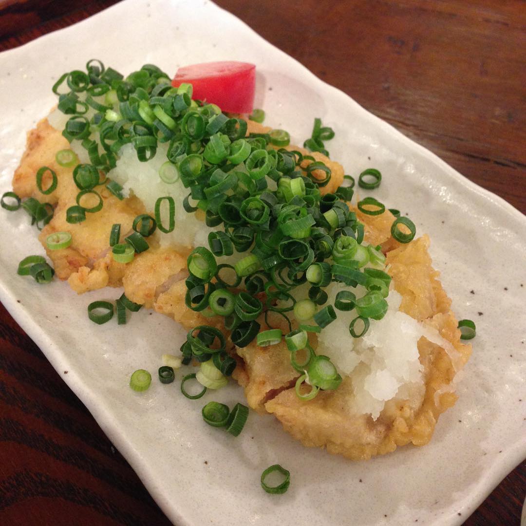 今日のまかないは「ねぎとん定食」です。 女性2人のお客様に「食べる分だけポン酢をかければ最後まで衣がサクサクですよ」と伝えたところ「サクサクで美味しかったかった」と言っていただきました。（い）