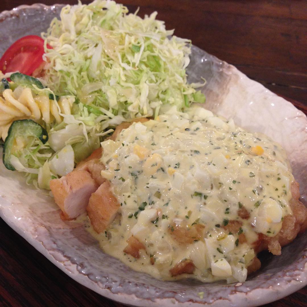 今日のまかないは「甘酢チキン タルタルソース定食」です。タルタルソースたっぷりでもぅお腹いっぱい。（い）