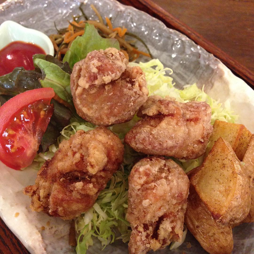 今日のまかないは「鶏のから揚げ ポテトフライ定食」です。 今日はいいお天気でしたね。出勤中、チューリップを良く見ます。綺麗に咲いてますよね。春ですね。ウキウキします。（い）