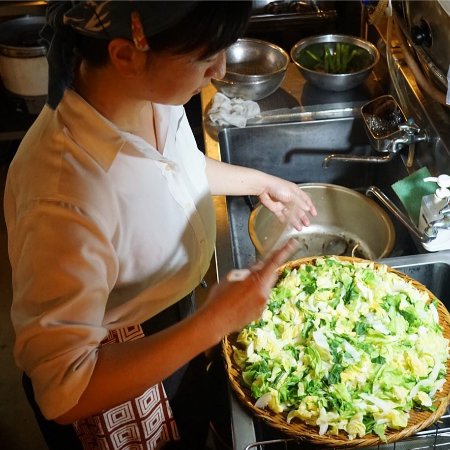 さっと茹でした春キャベツのみずみずしい色の美しさ！店長ミヤザキすかさずうちわであおいで余熱を逃す！と、今夜も「春キャベツと蒸し鶏のサラダ」はつぶマスタードドレッシングで！（お）