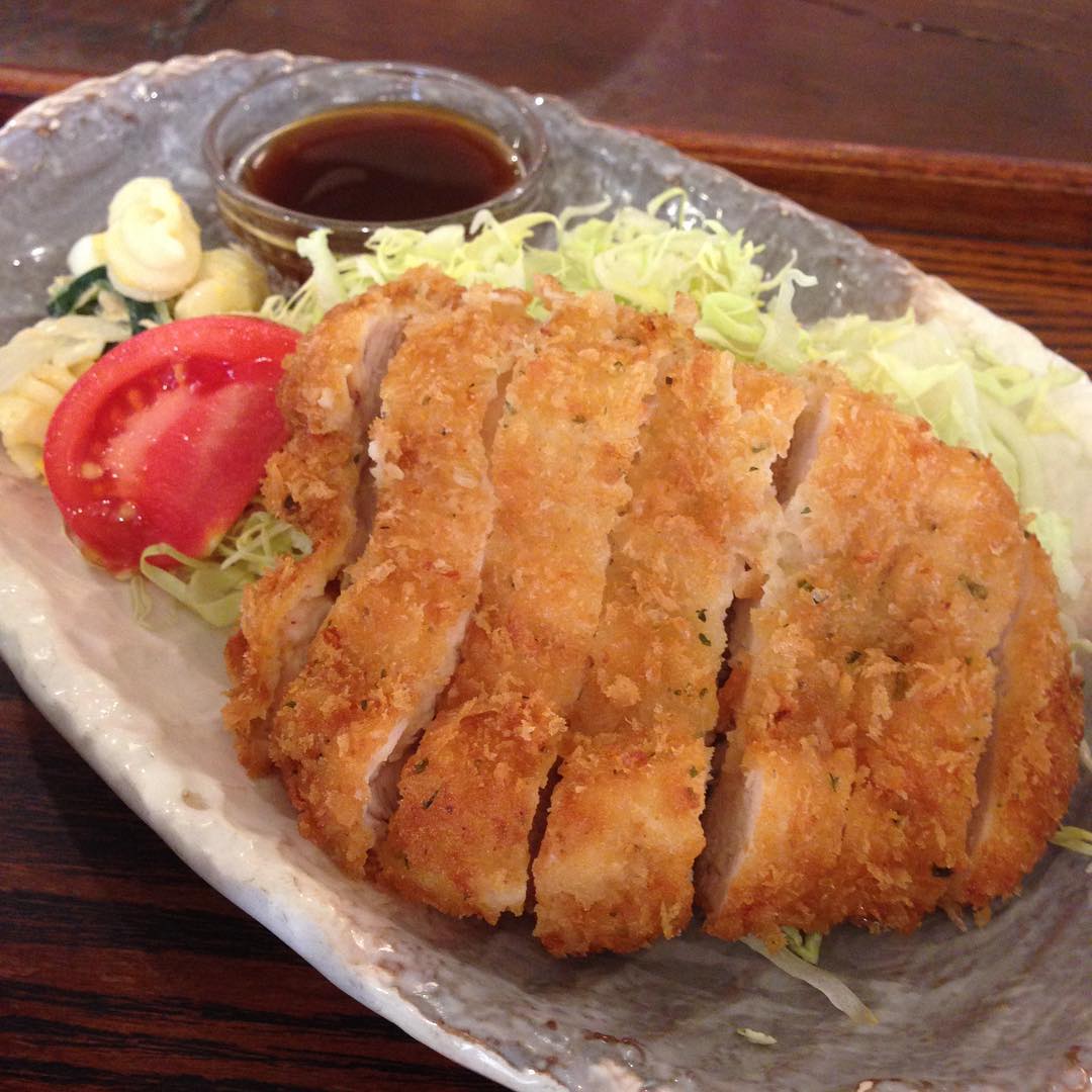 今日のまかないは「チキンカツ ハーブ風味定食」です。 ボリュームがあり大満足のメニューです。 お腹いっぱいで夜ごはんが思いつかない…（い）