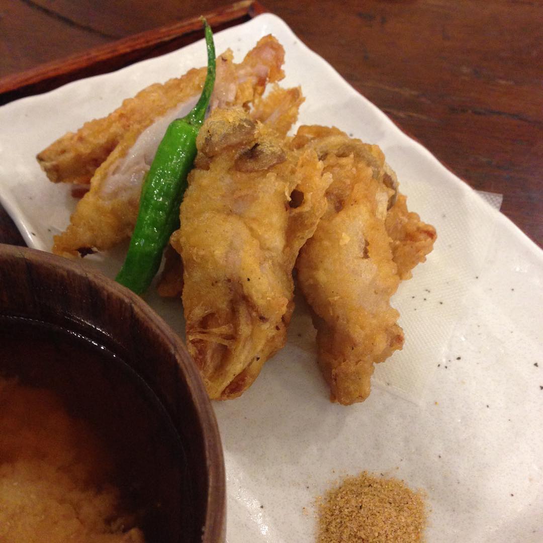 今日のまかないは「れんこんときのこの豚巻き揚げ定食」です。 ねぎとん、ゆで豚に続き私のお気に入りメニューです。巻いて衣をつけて揚げる。なかなか手間のかかるメニューです。（い）