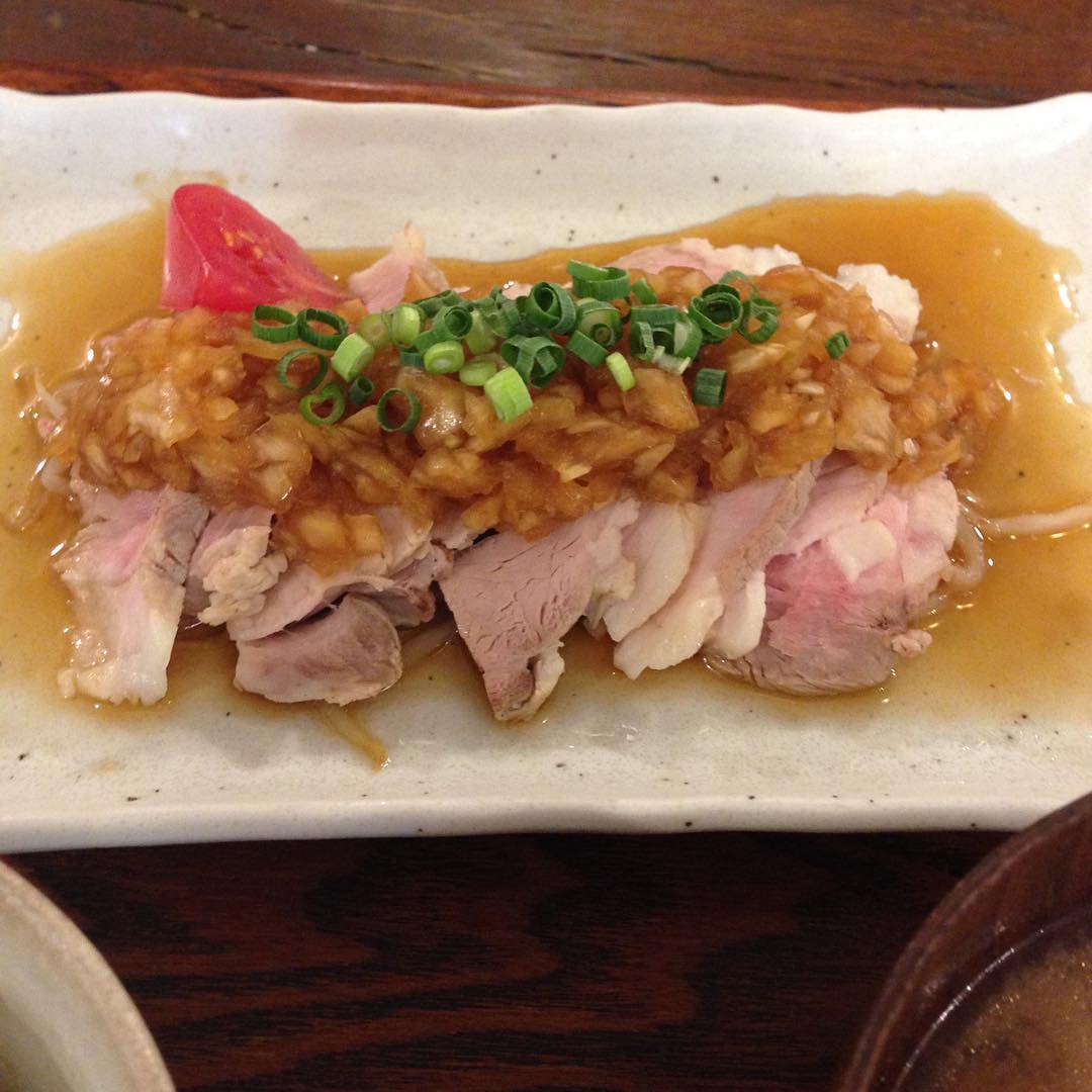 今日のまかないは「ゆで豚 たまねぎしょうゆ定食」です。 ウチの家族も大好きなメニューです。タレだけでも作っておこうかなと考え中…（い）