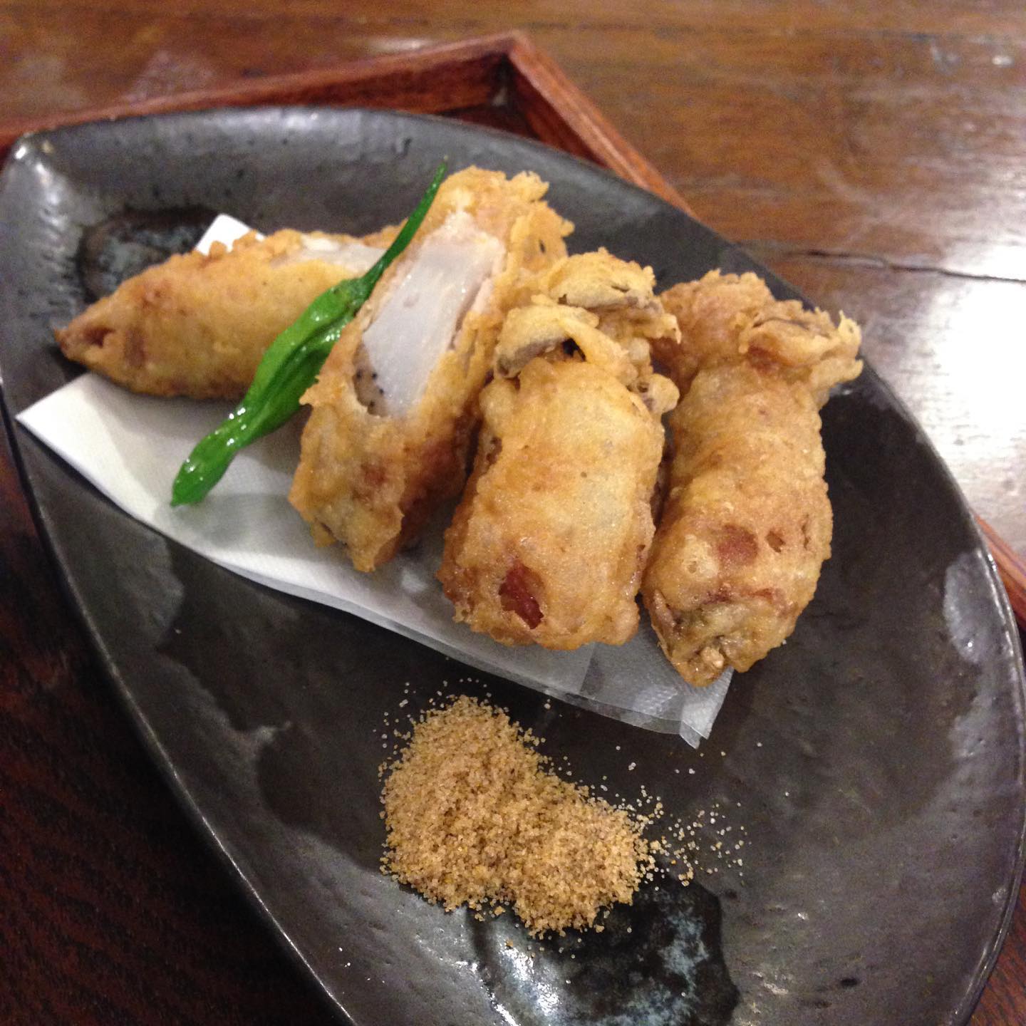 今日のまかないは「れんこんときのこの豚肉巻き定食」です。 昨日のまかないで食べたタンドリーチキン。今夜挑戦します。（い）