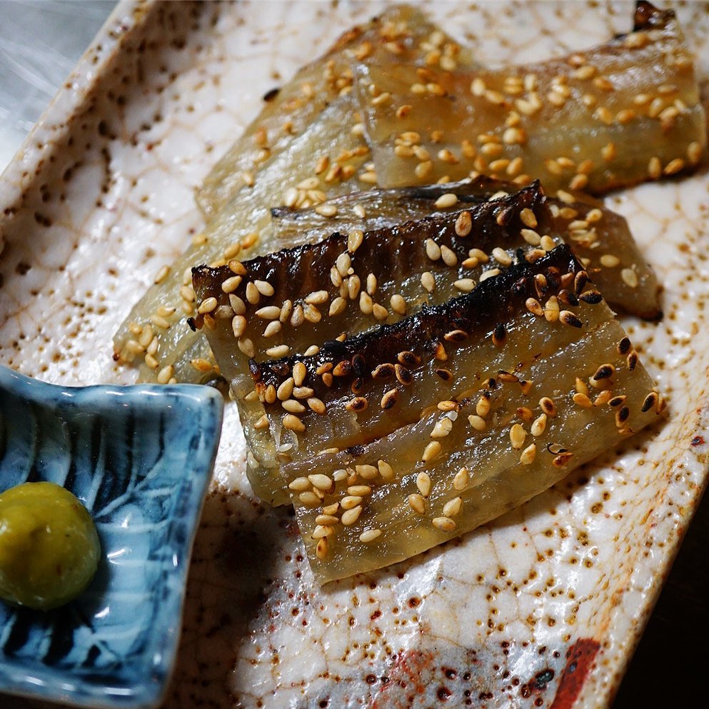 さてと夜の高知おみやげメニューは「太刀魚のみりん干し」！いや、お昼の釜揚げしらす同様、ワタクシドモオーナー夫婦は最終日にお伺いした木曜市でゲットするなり自ら空輸でお持ち帰りですよ！と（笑）もちろん高知の地酒は「酔鯨」のお供に！（お）