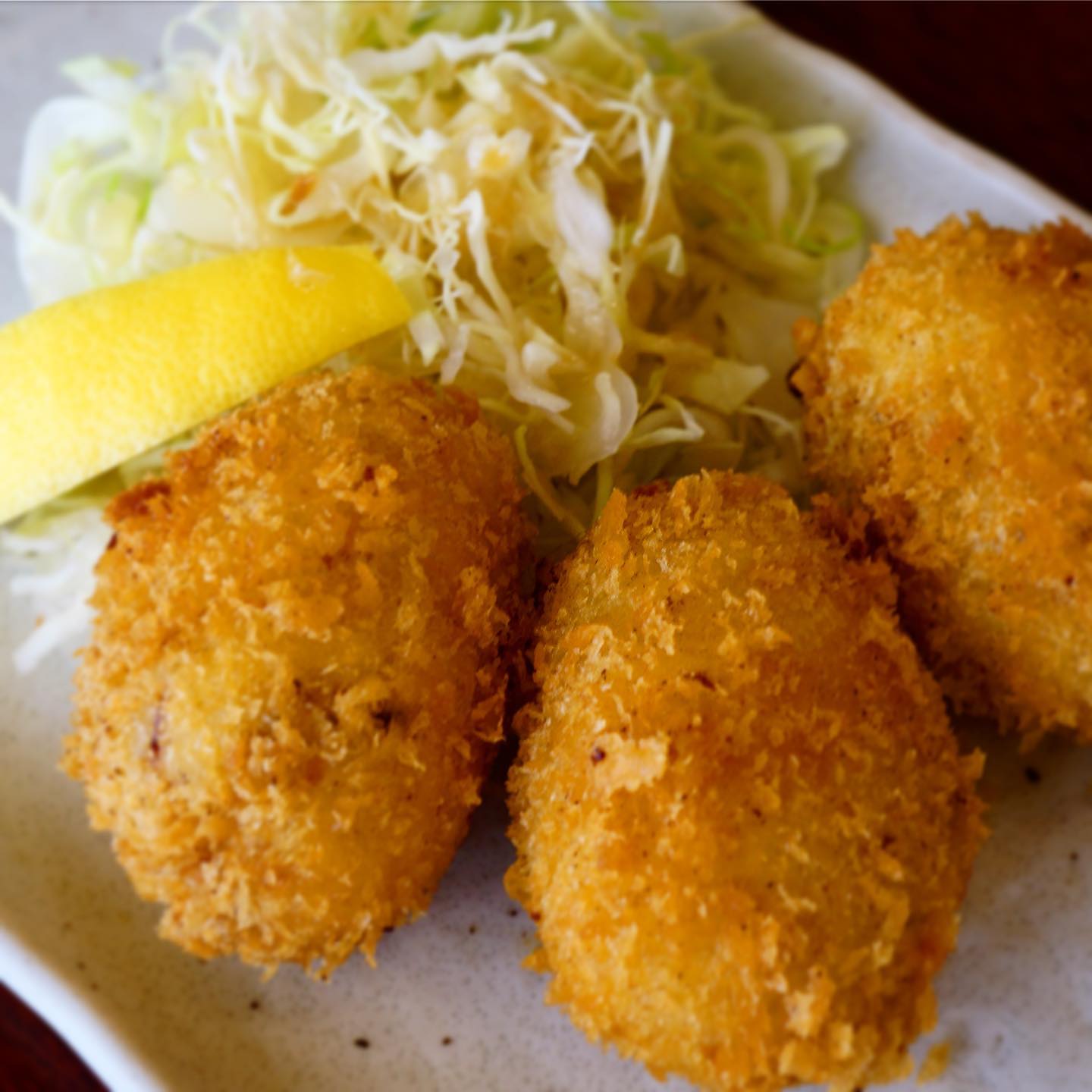 高知みやげ特集、まだまだ続きますよ！ 土佐節（カツオのなまり節）にほんのりごま油と甘辛味で下味をつけて、新じゃがに混ぜ込んで…土佐節とじゃがいものコロッケ！カツオの旨味とじゃがいもの甘み、お醤油でキリッとさっぱりした味わいのコロッケ！ツマミにごはんによし！初夏らしい味わいですよー（麻）