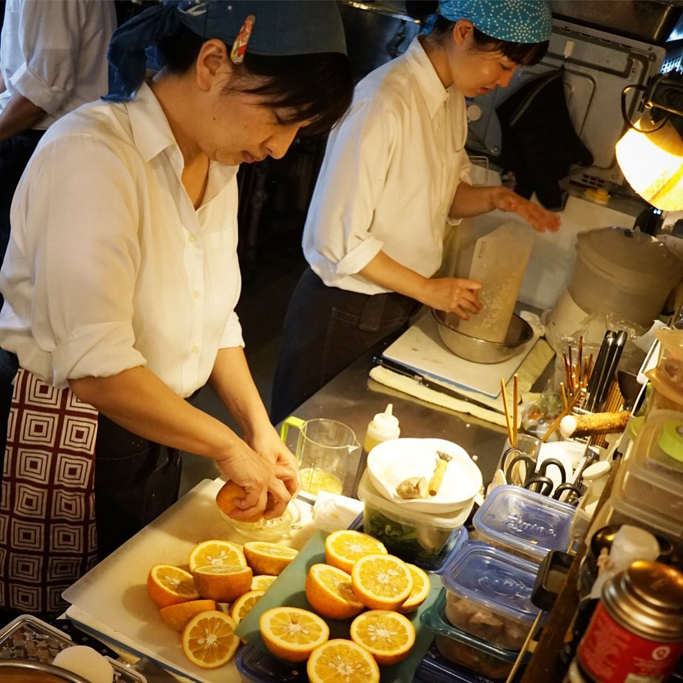 あー、お昼時とぼちぼちスタートでいやまだまだ全然オッケーよ！と（笑）小さい時間で森田農園さんにいただいただいだいを搾る店長ミヤザキ…今夜の「かつおの土佐造り風」のぽん酢ようですな！（お）