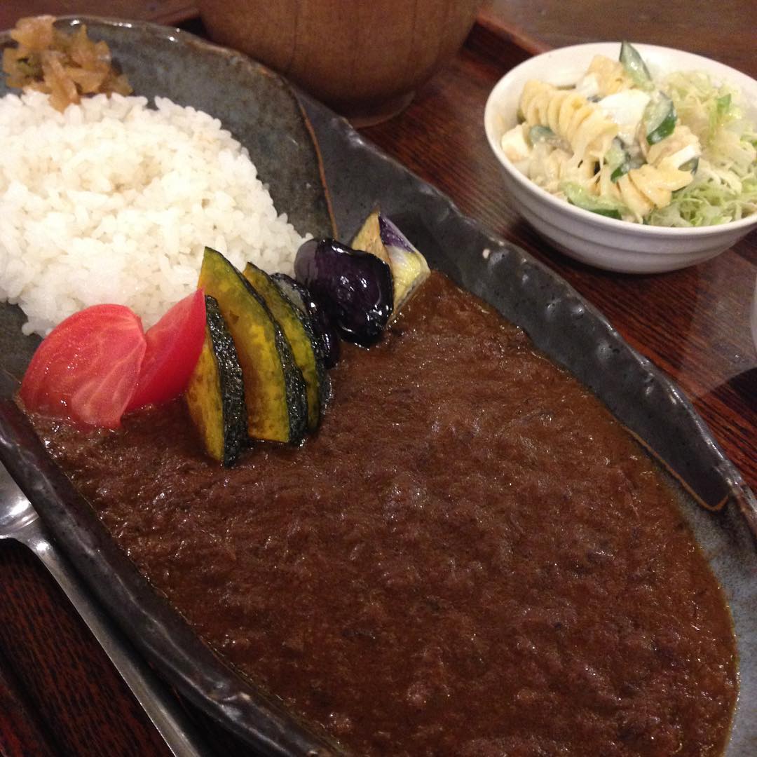 今日のまかないは「チキンカレー」です。 今日は少し晴れ間が出ましたね。ちょっと晴れただけで嬉しかった。いっぱい洗濯したいな〜（い）