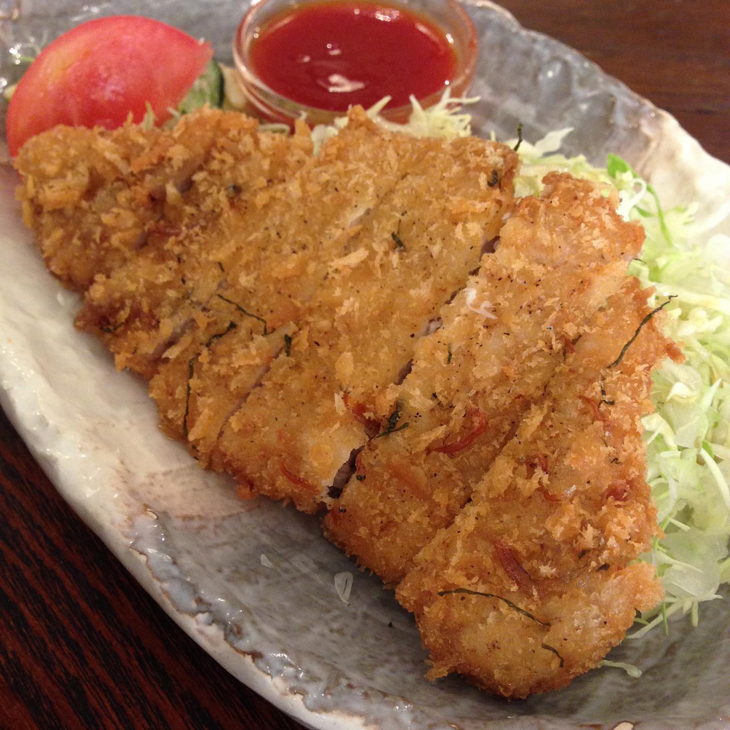 今日のまかないは「しそちりめんとんかつ定食」です。
先日漬けたらっきょう。あと数日で完成予定ですがひとつだけつまみ食い。やっぱり早かった。でも美味しい。あと数日の辛抱です。（い）