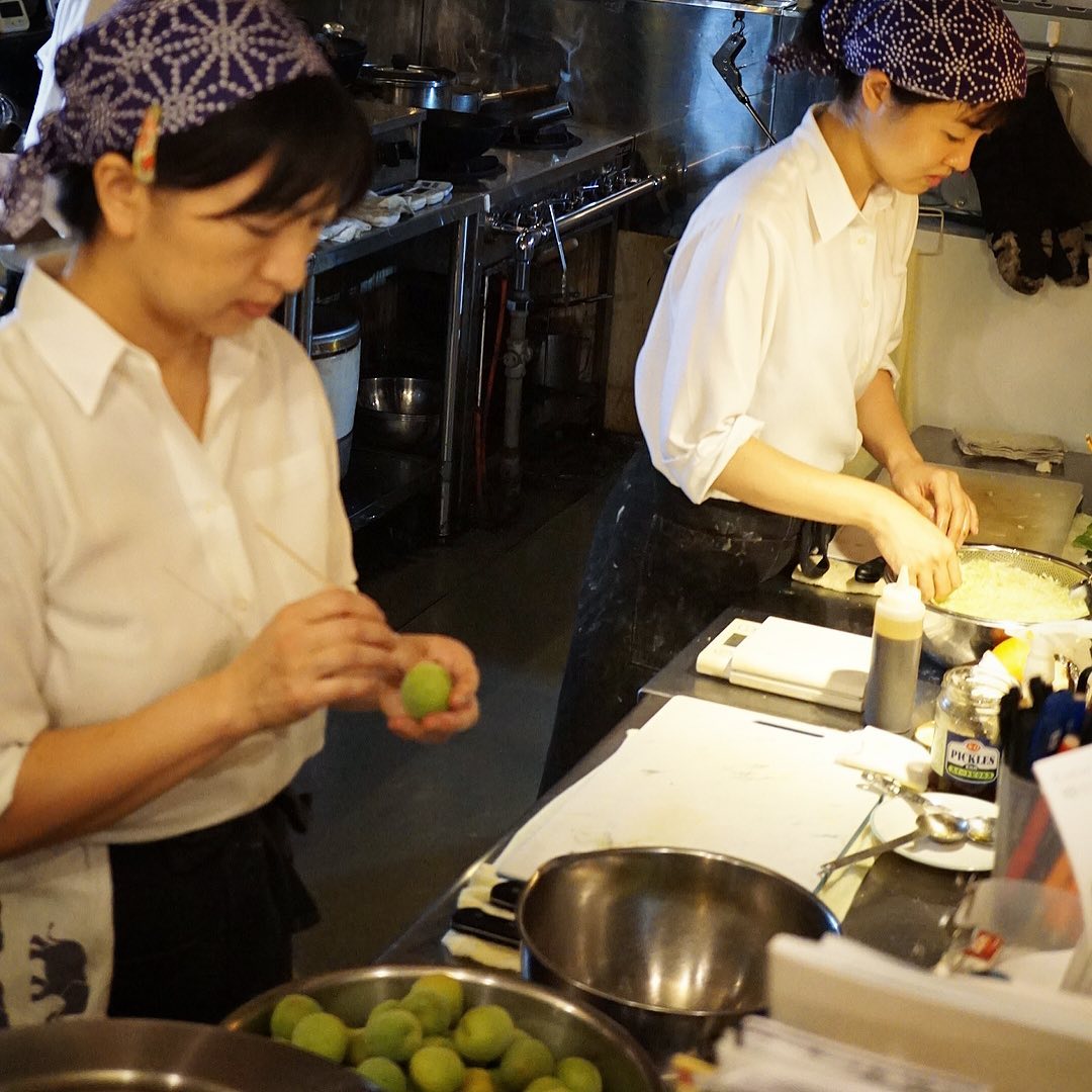 さてと今夜はさほど忙しいというほどでもなく、店長ミヤザキは新作アイスを仕込んだり、今年の梅の実の下拵えをしたり…と今週末の当店、大してご予約もなくご来店チャンス！（笑）お見逃しなく（お）