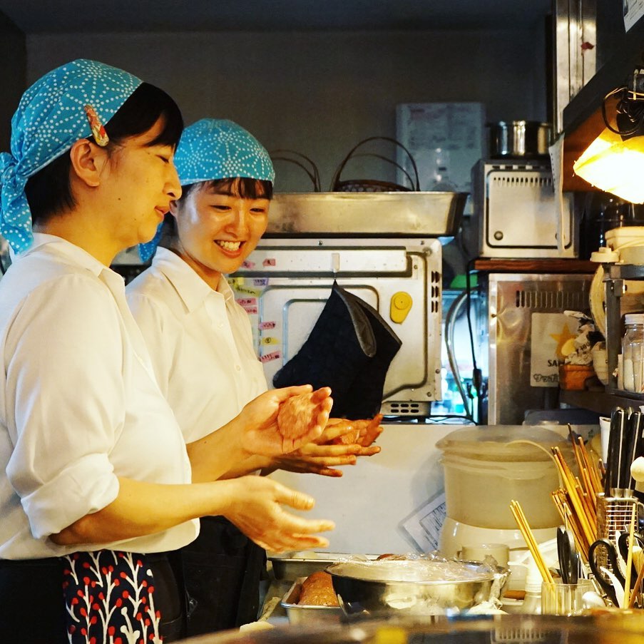 さてと日付変わって週末土曜日！とランチ日替わりは人気の「スコッチエッグ定食」！…と、そのゆで玉子を包む挽肉をペシペシ空気を抜いてる店長ミヤザキと新キッチンスタッフのぐら！（笑）お昼時、みなさんのご来店お待ちしております！（お）