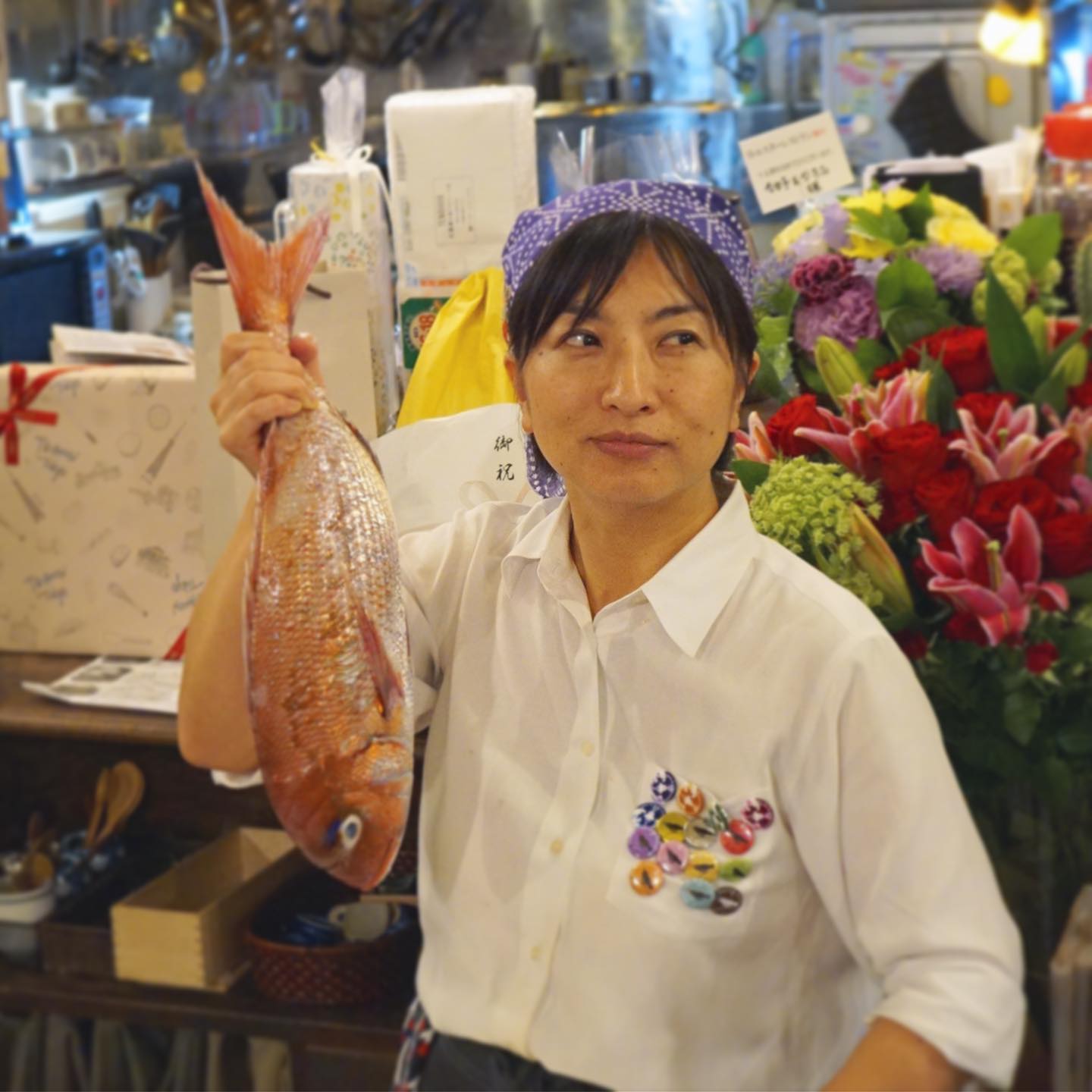 昨日はリトスタのお誕生日！お祝いの数々、おめでとうのお言葉の数々、ありがとうございました！こんなに素晴らしいお客様に恵まれるようになると、15年前のわたし達は知りませんでした。本当に嬉しいです。 いただいたお花やお菓子に囲まれて店長ミヤザキ記念写真…手に持つのは心の師匠からいただきました、圧巻の活き締め天然鯛、美しい〜！！ これからもら精進します！（麻）