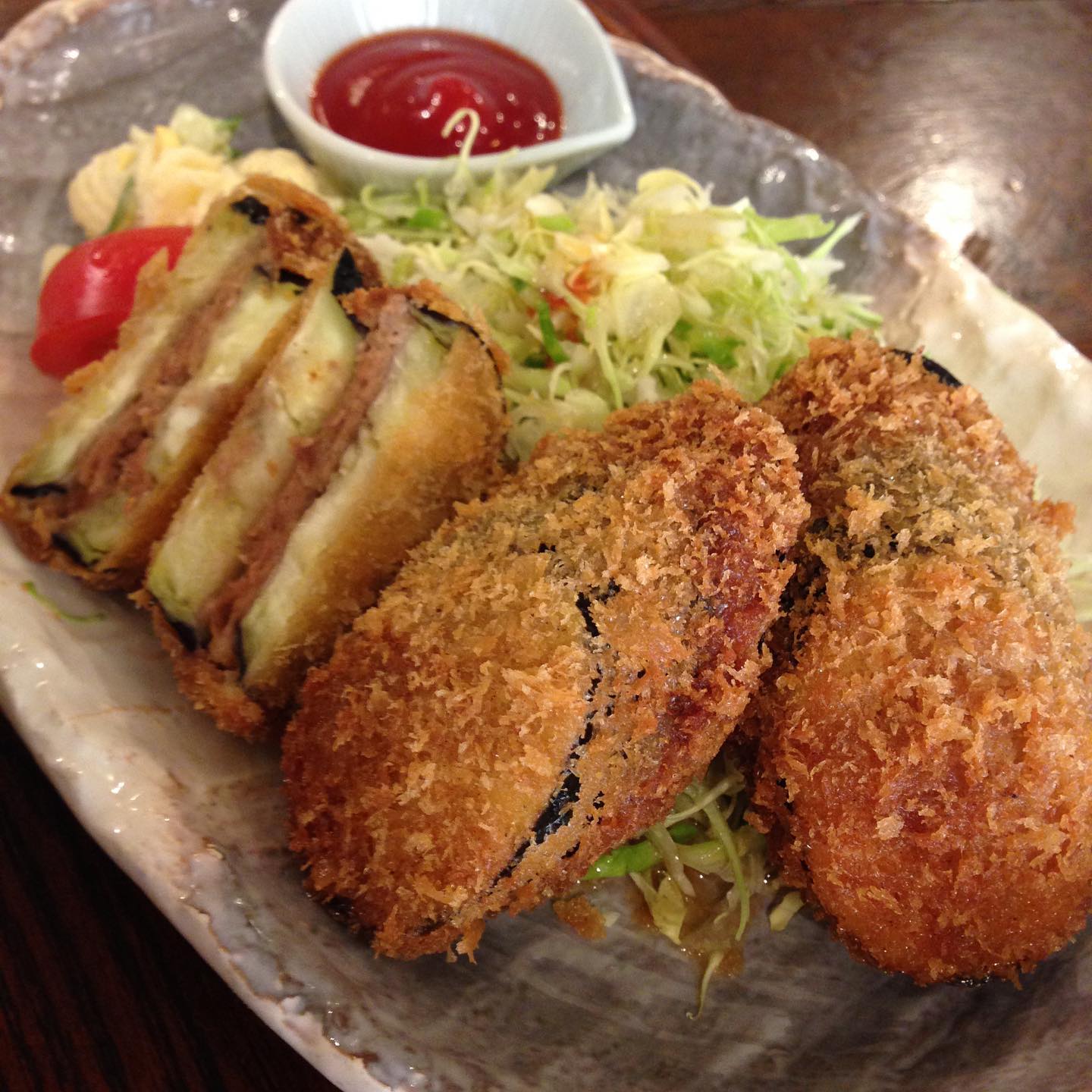 今日のまかないは「茄子の挽肉 サンドフライ定食」です。今のところ、お天気いいですね。
洗濯物は部屋干しで仕事に来ましたが外でよかったなと少し後悔。乾いてさえくれればいいんですけどね。（い）