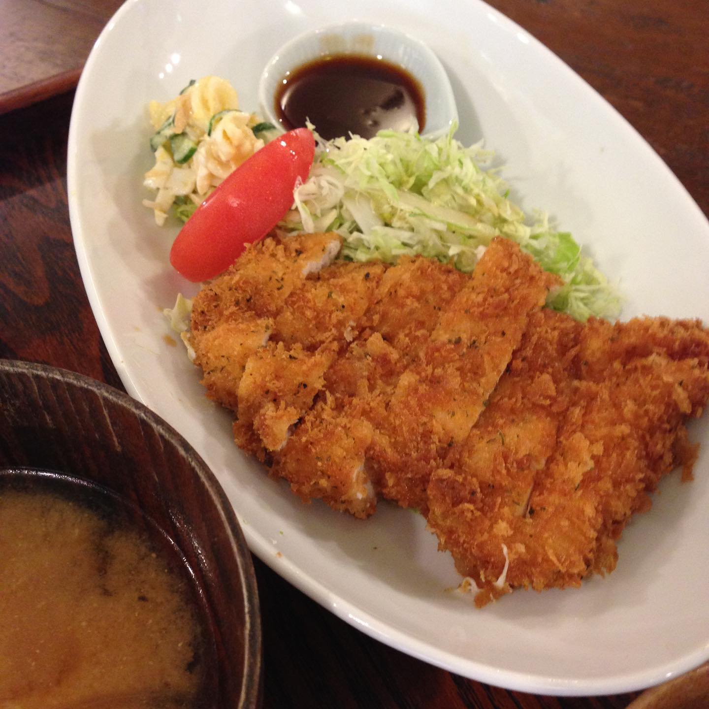 今日のまかないは「チキンカツ ハーブ風味定食」です。
皆さんはもう投票に行きましたか？私は帰ってから娘と行きます。娘は初めての投票です。（い）