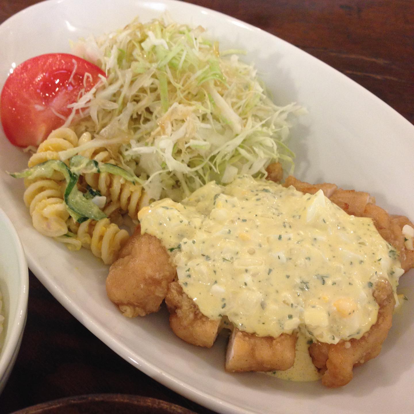 今日のまかないは「甘酢チキン タルタルソース定食」です。
先月作った梅シロップが完成しました。私は炭酸で割って飲むのがすきです。（い）