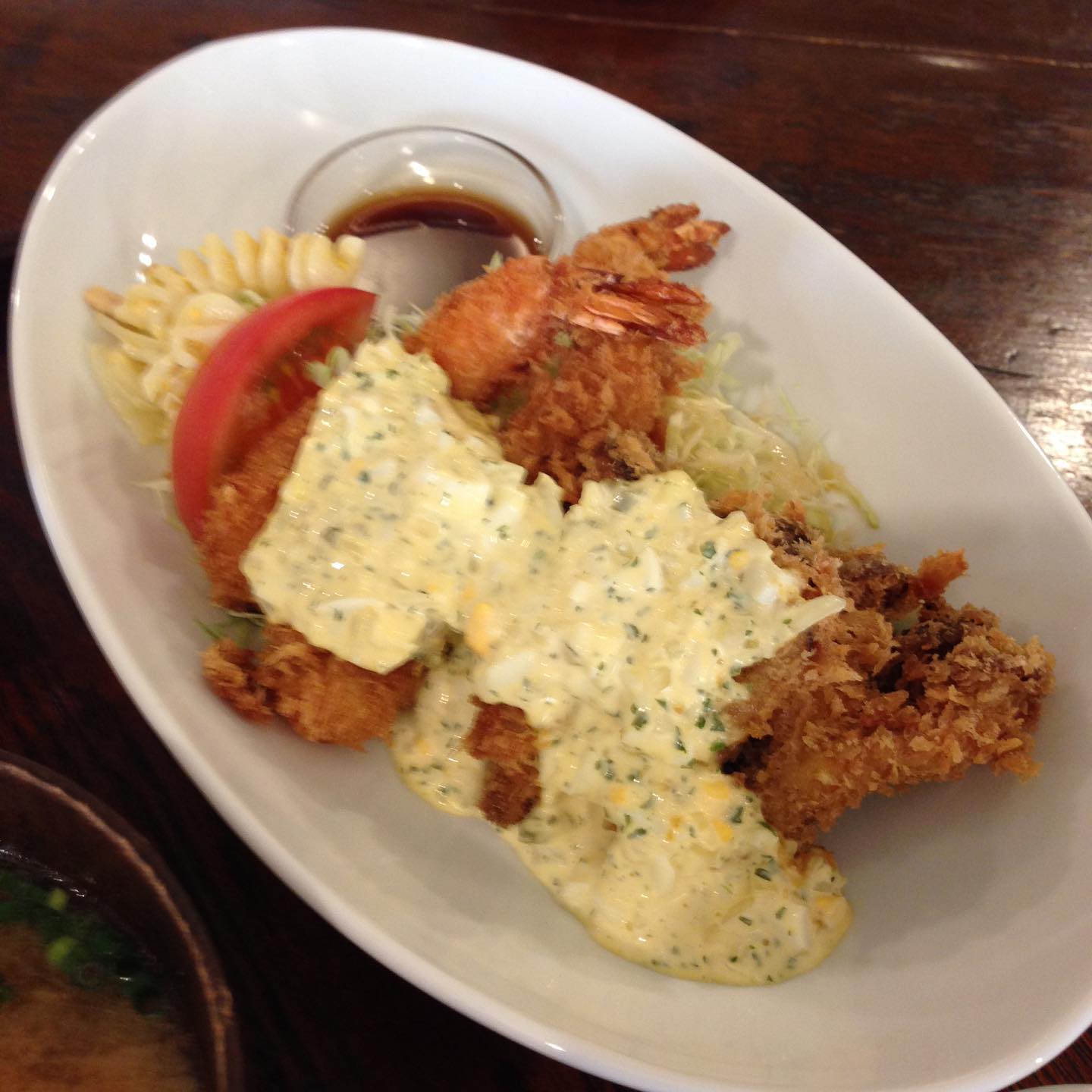 今日のまかないは「エビフライときのこフライ定食」です。
梅雨明けましたね。
朝の涼しいうちに犬の散歩に行くので1日が長く感じます。でも、犬の為に頑張って早起きします。（い）