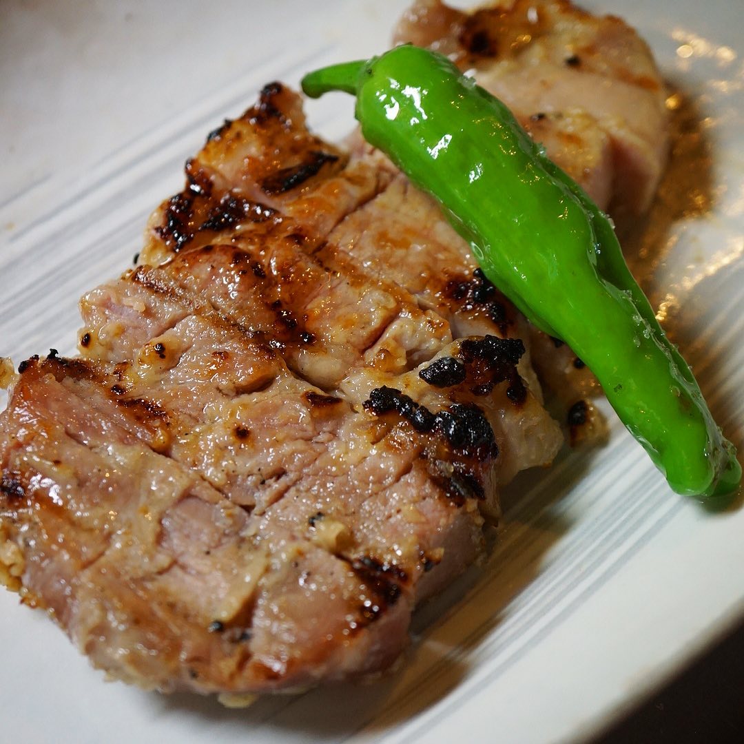 さてと先週末登場は「豚肉の粕漬け焼き」！当店日本酒や焼酎をお願いしております三鷹の酒屋は碇屋さんが酒蔵さんから頂いたものを特別に分けていただきました！旨味満点やさしくやわらか粕漬け焼き！ぜひ！（お）