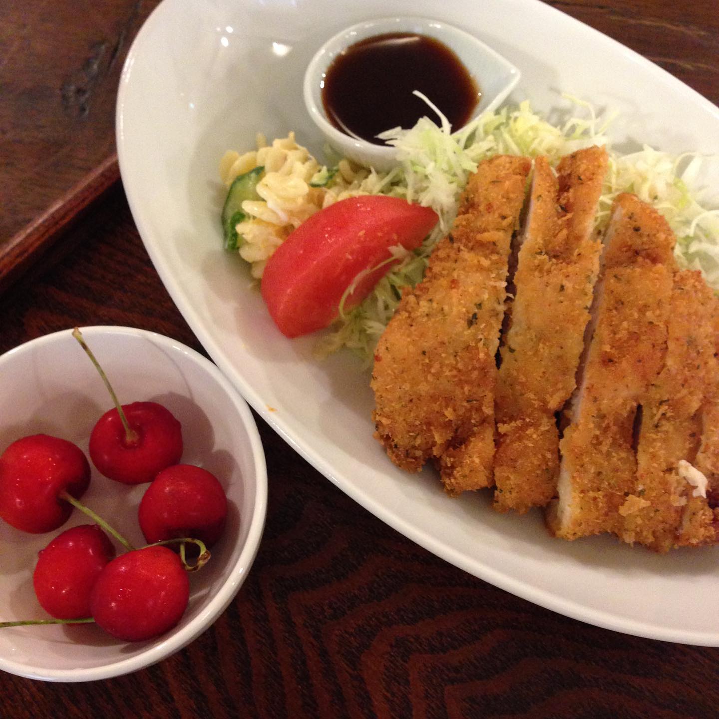 今日のまかないは「チキンカツ ハーブ風味定食」です。
今朝は朝ごはんを食べ損ねたのでいつも以上にまかないが楽しみでした。
さくらんぼのオマケがうれしい。（い）